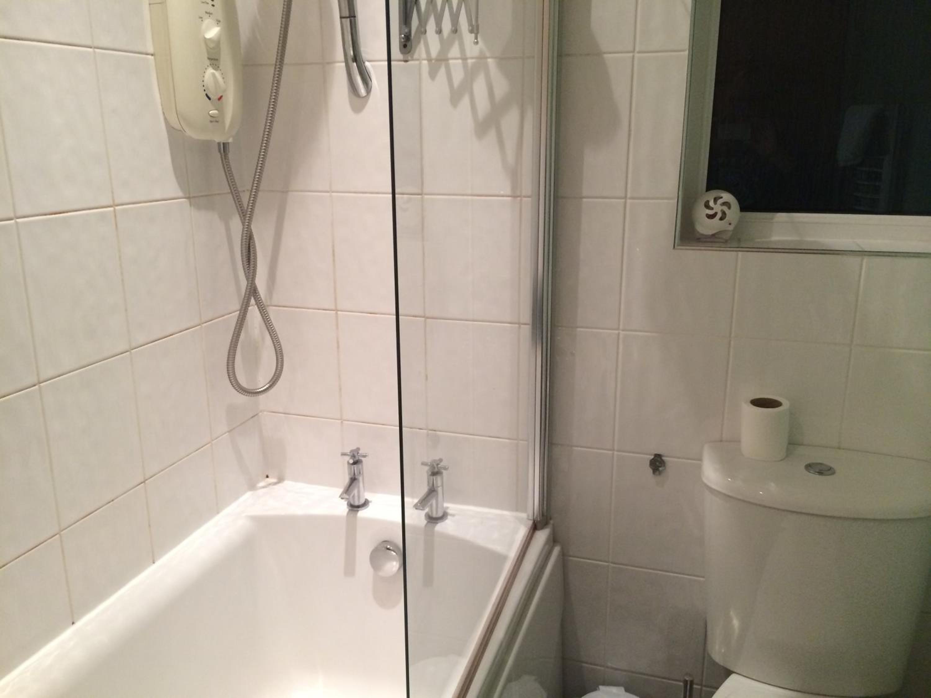 Twin Room with Shared Bathroom photo 2