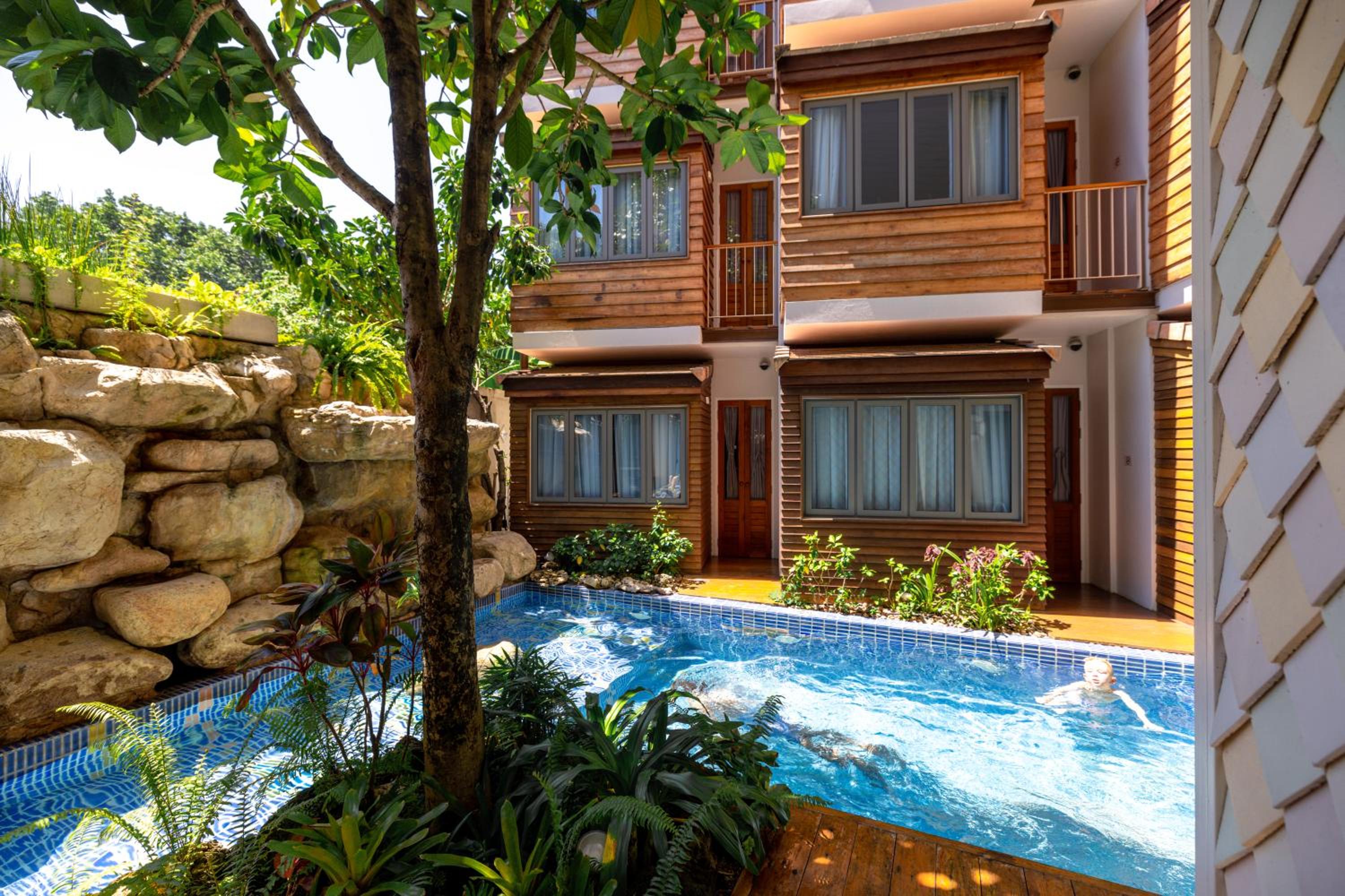 Deluxe Double or Twin Room with Pool Access photo 2