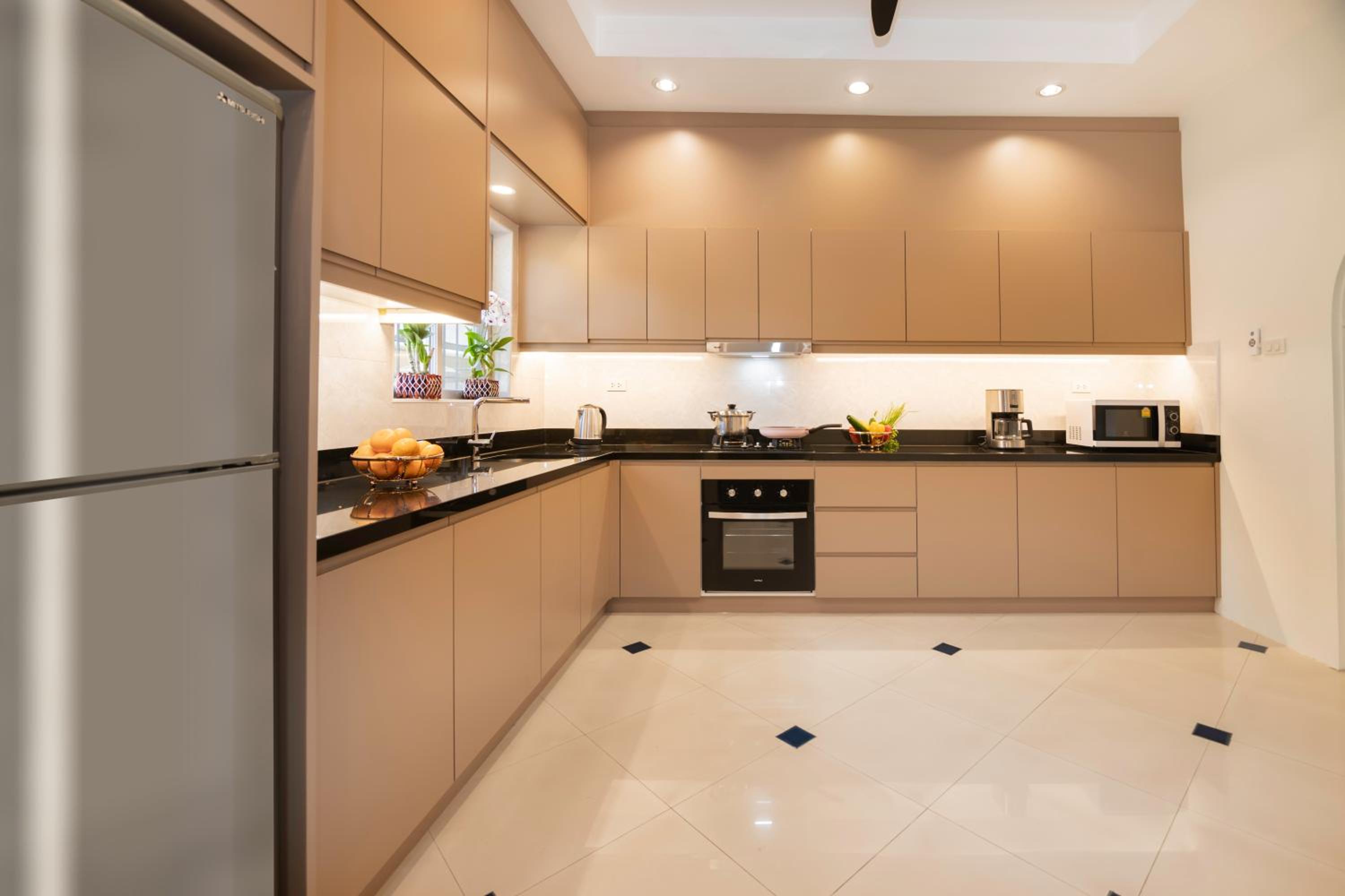 Five-Bedroom House photo 2