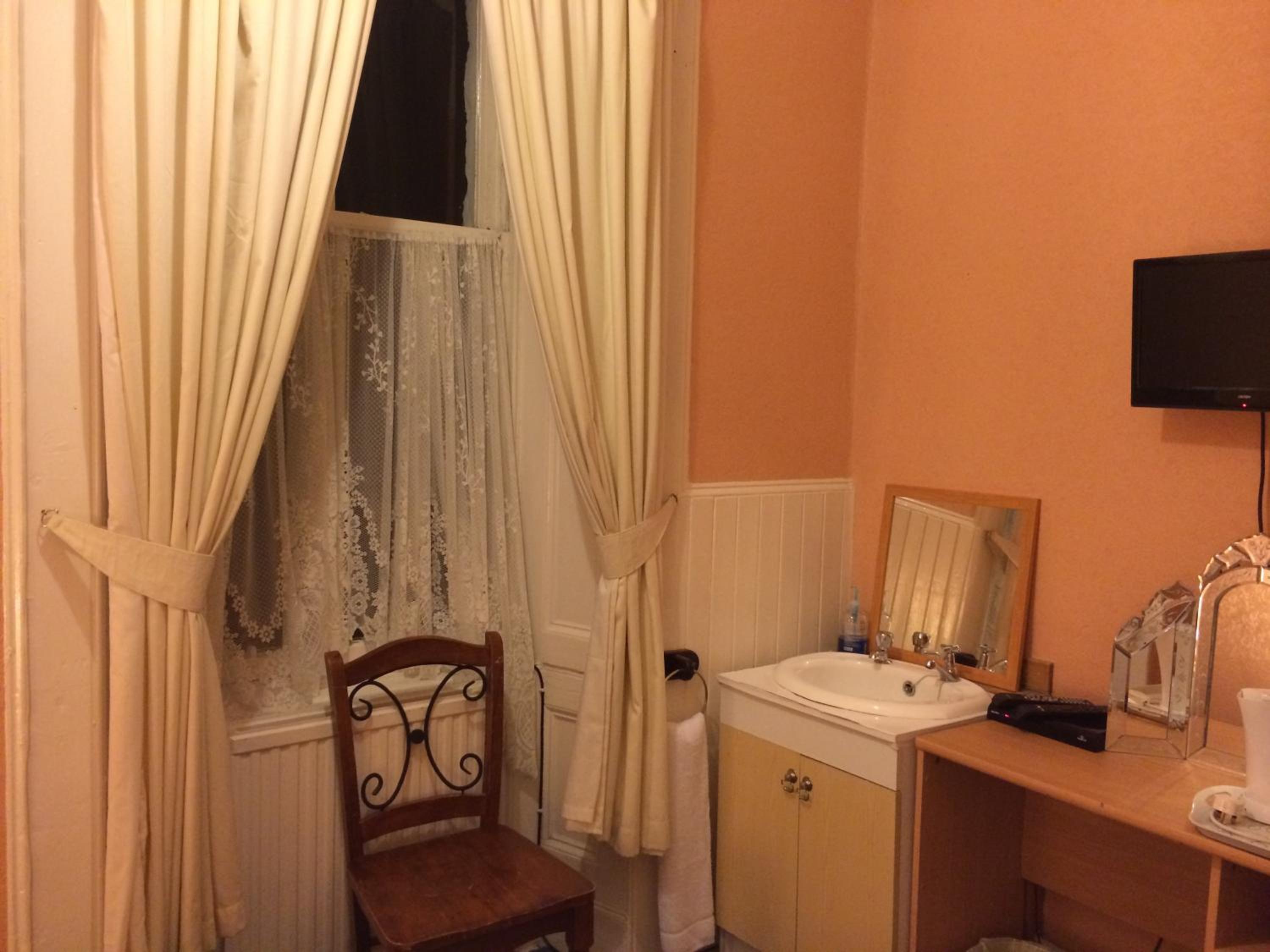 Budget Single Room with Shared Bathroom photo 2