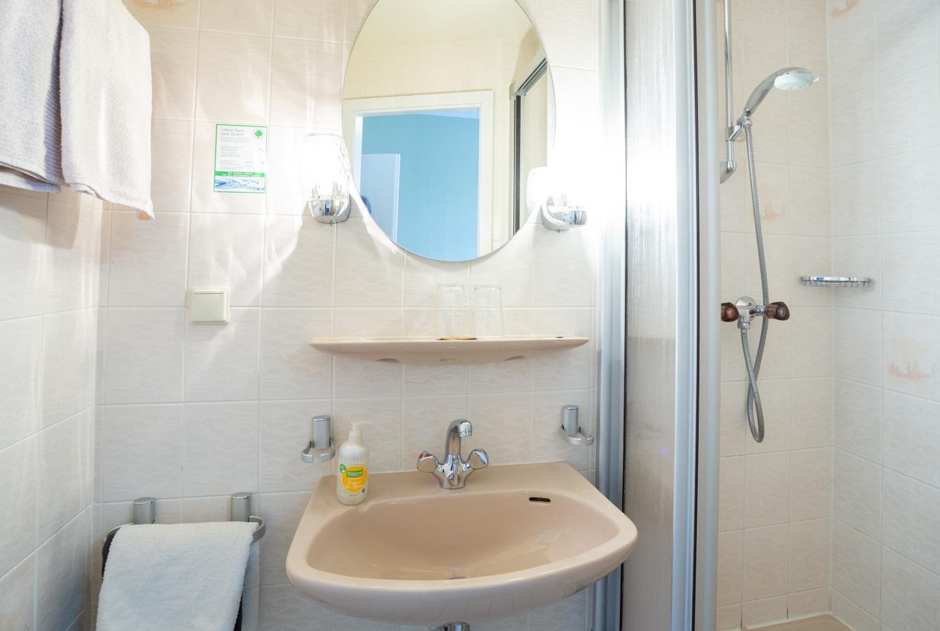 Standard Double Room - Photo 6