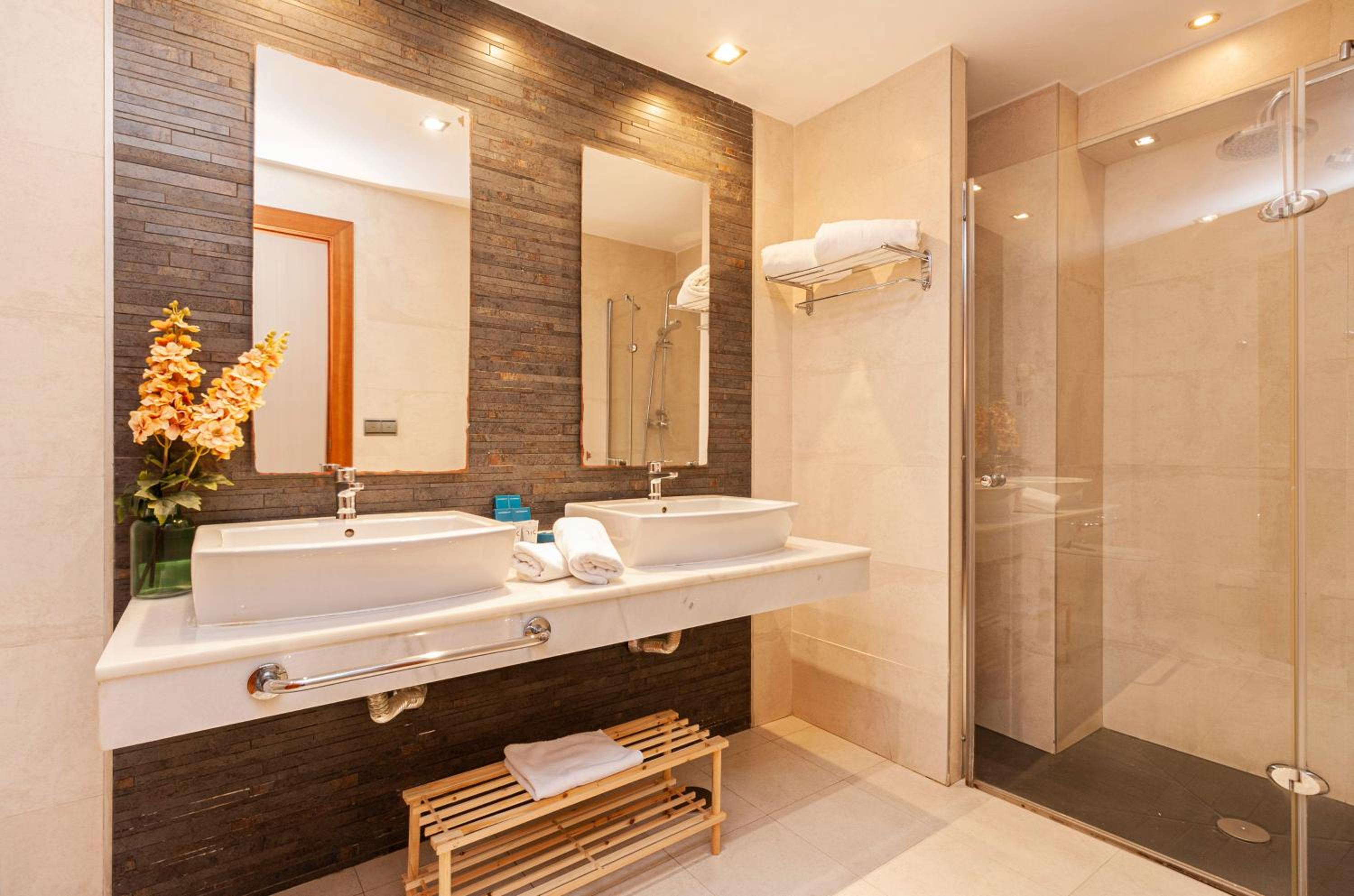 Premium Double or Twin Room photo 3