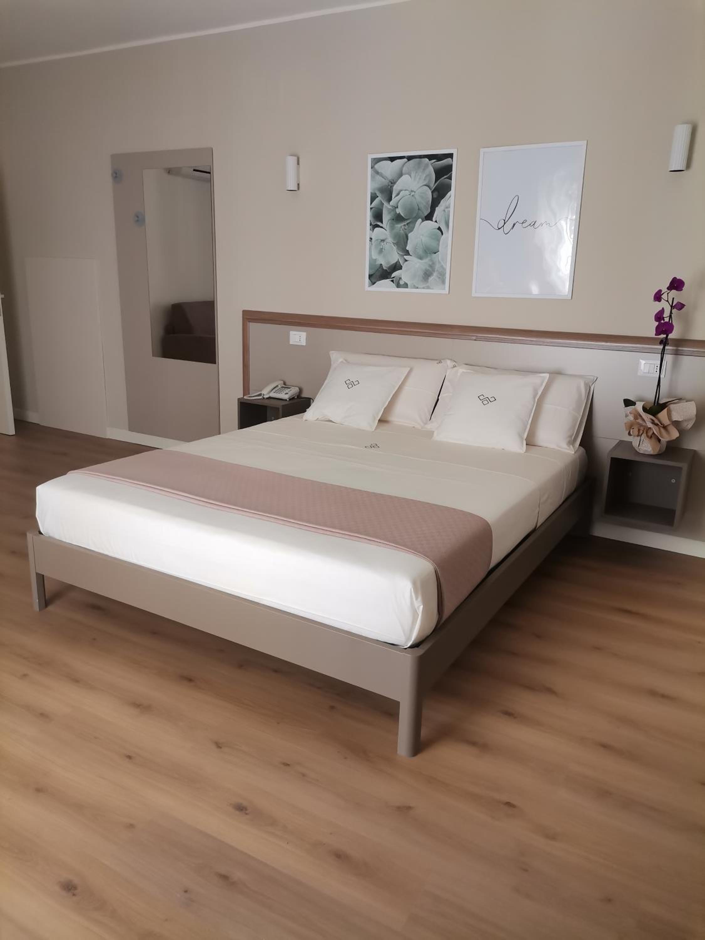 Quadruple Room with Bathroom - Photo 3