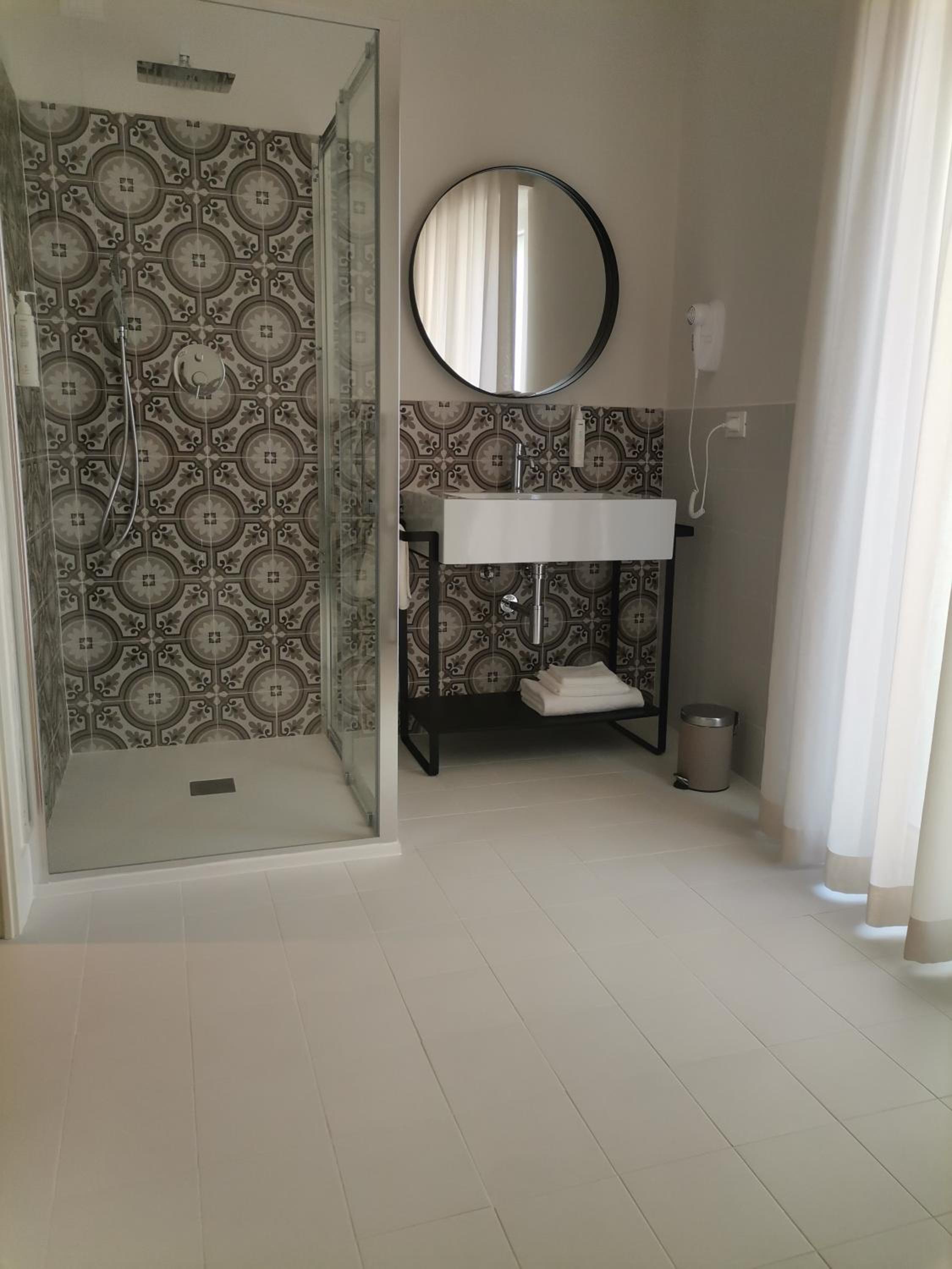 Quadruple Room with Bathroom - Photo 2