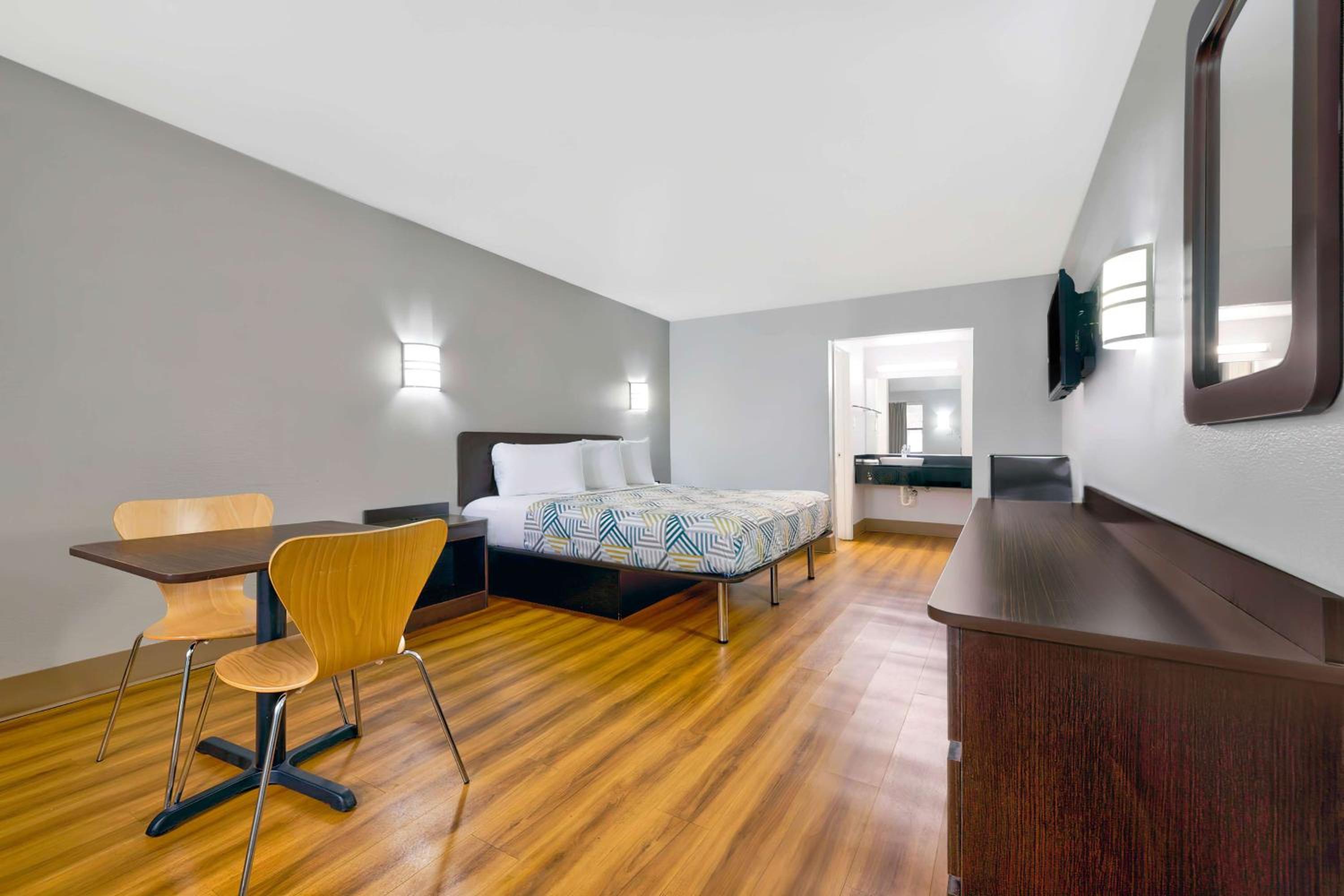 King Room - Non-Smoking photo 3