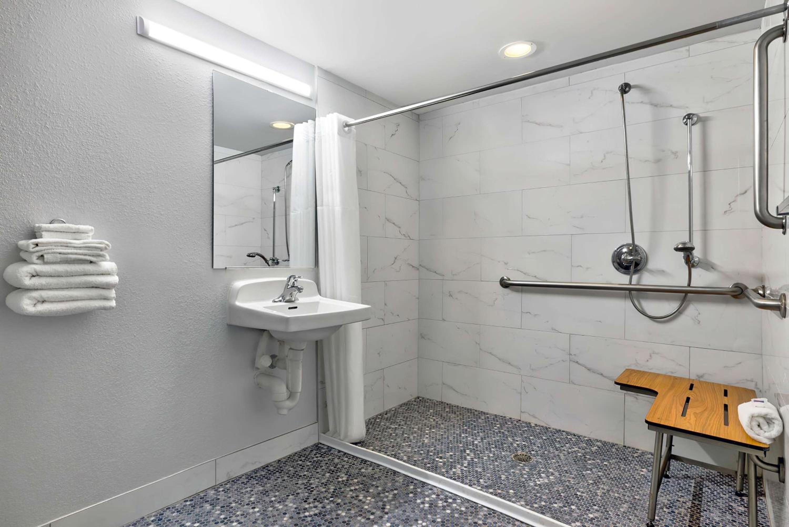 King Room - Disability Access - Smoking photo 2