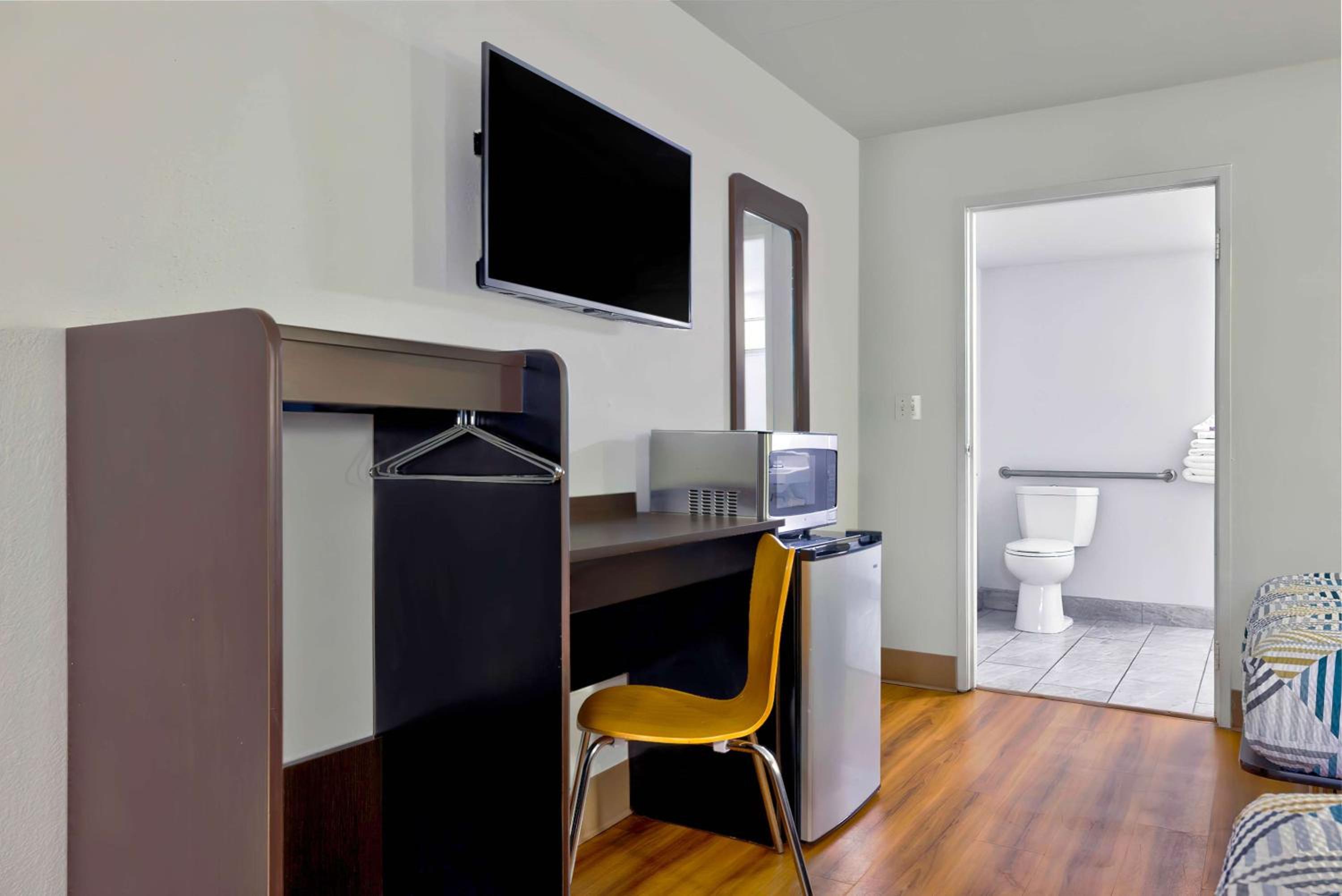 Queen Room with Two Queen Beds - Disability Access - Non-Smoking photo 3