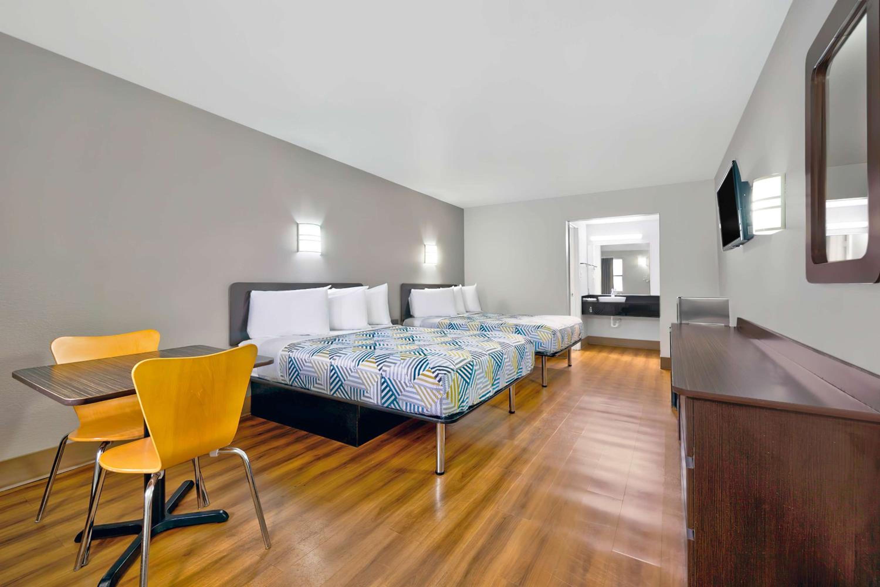 Queen Room with Two Queen Beds - Non-Smoking photo 1