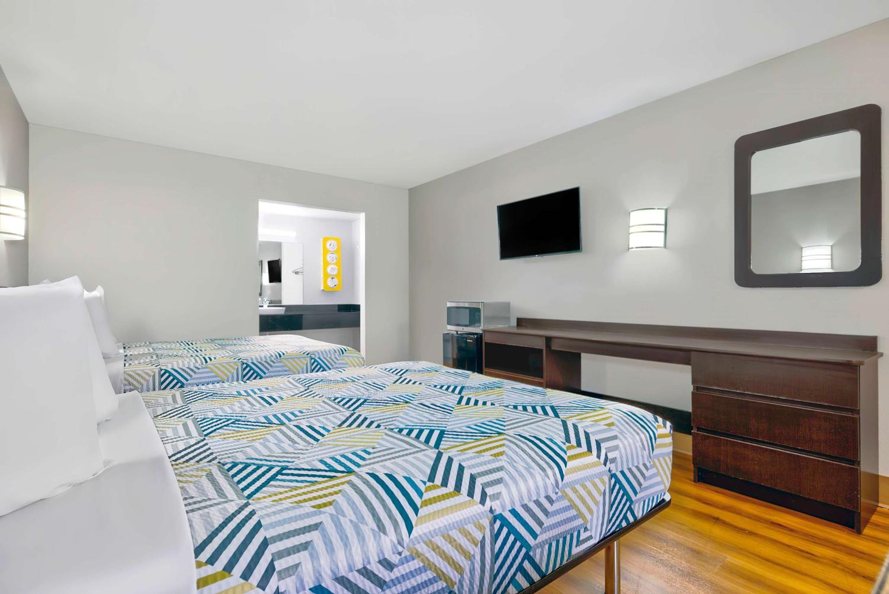 Queen Room with Two Queen Beds - Non-Smoking photo 2