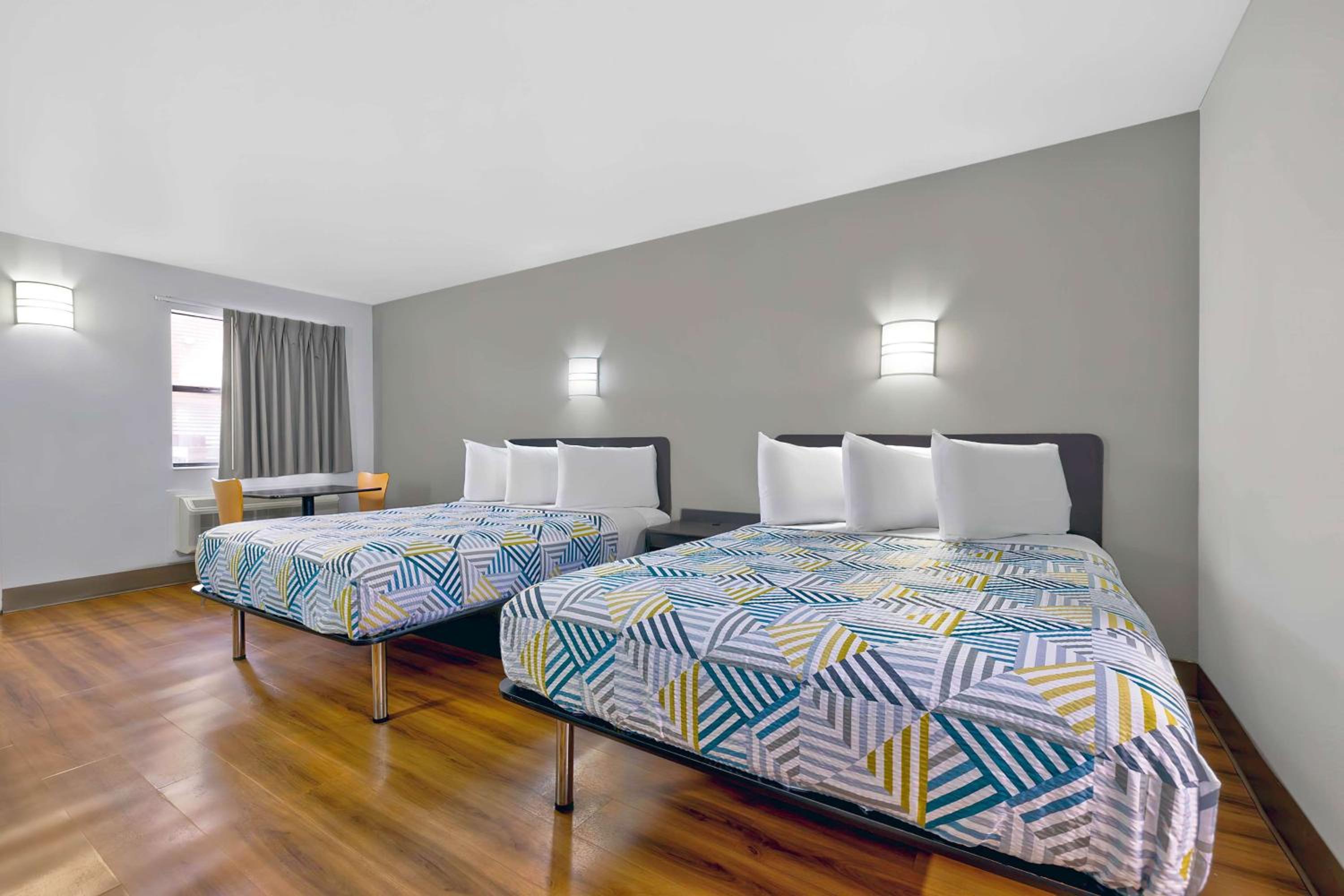 Queen Room with Two Queen Beds - Non-Smoking photo 3