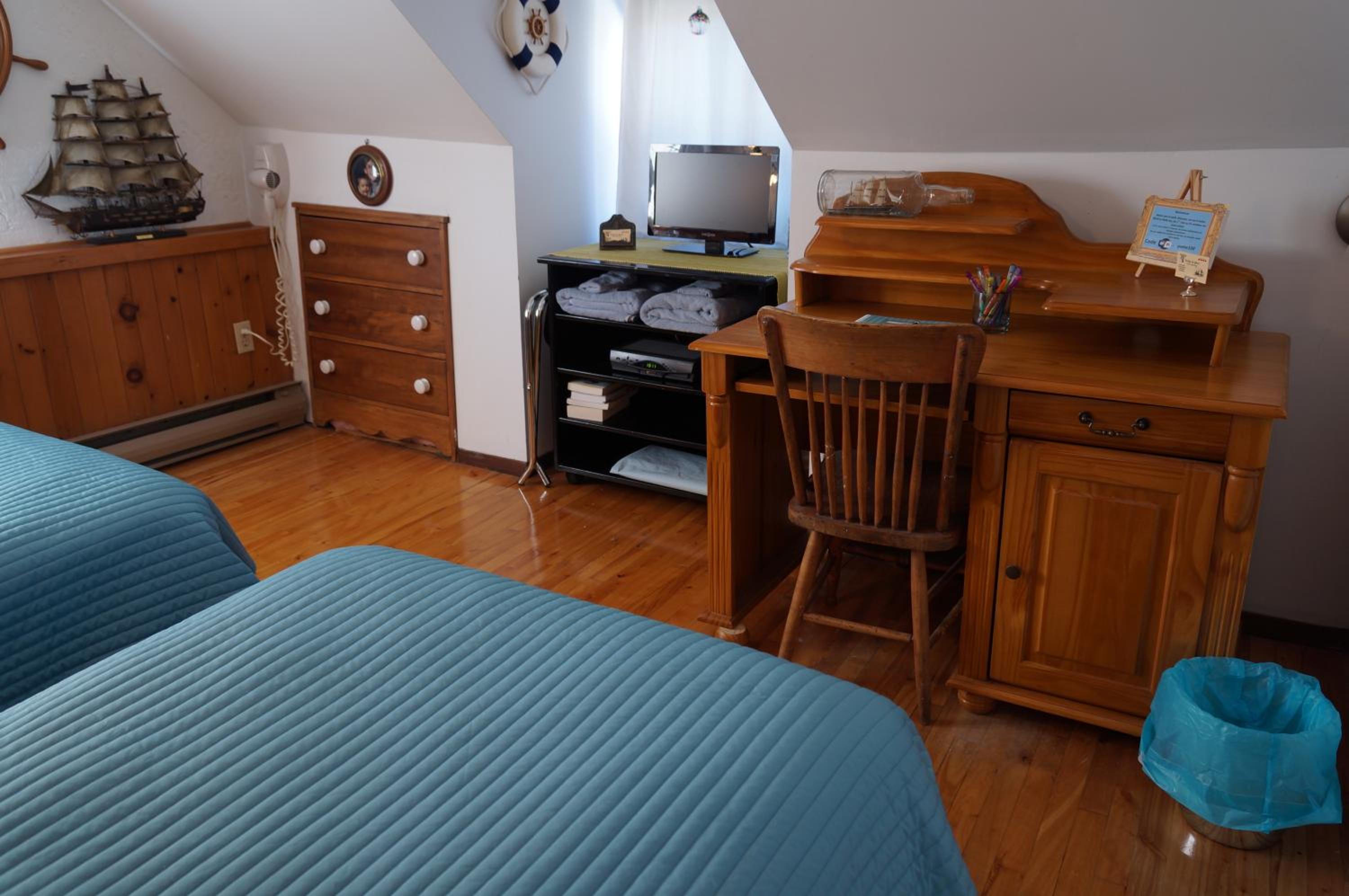 Twin Room with Shared Bathroom photo 2