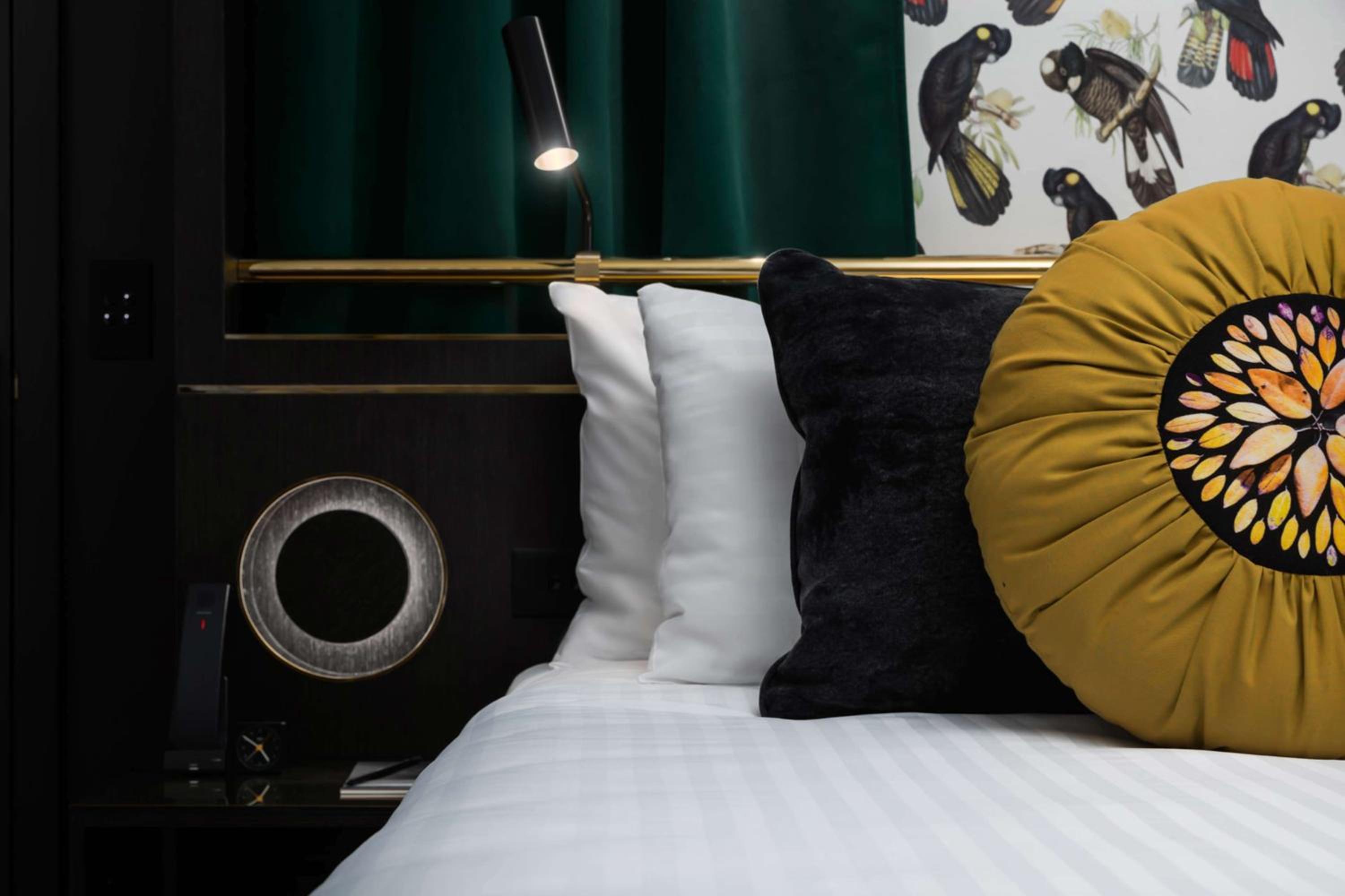Luxe King Room thumbnail 5