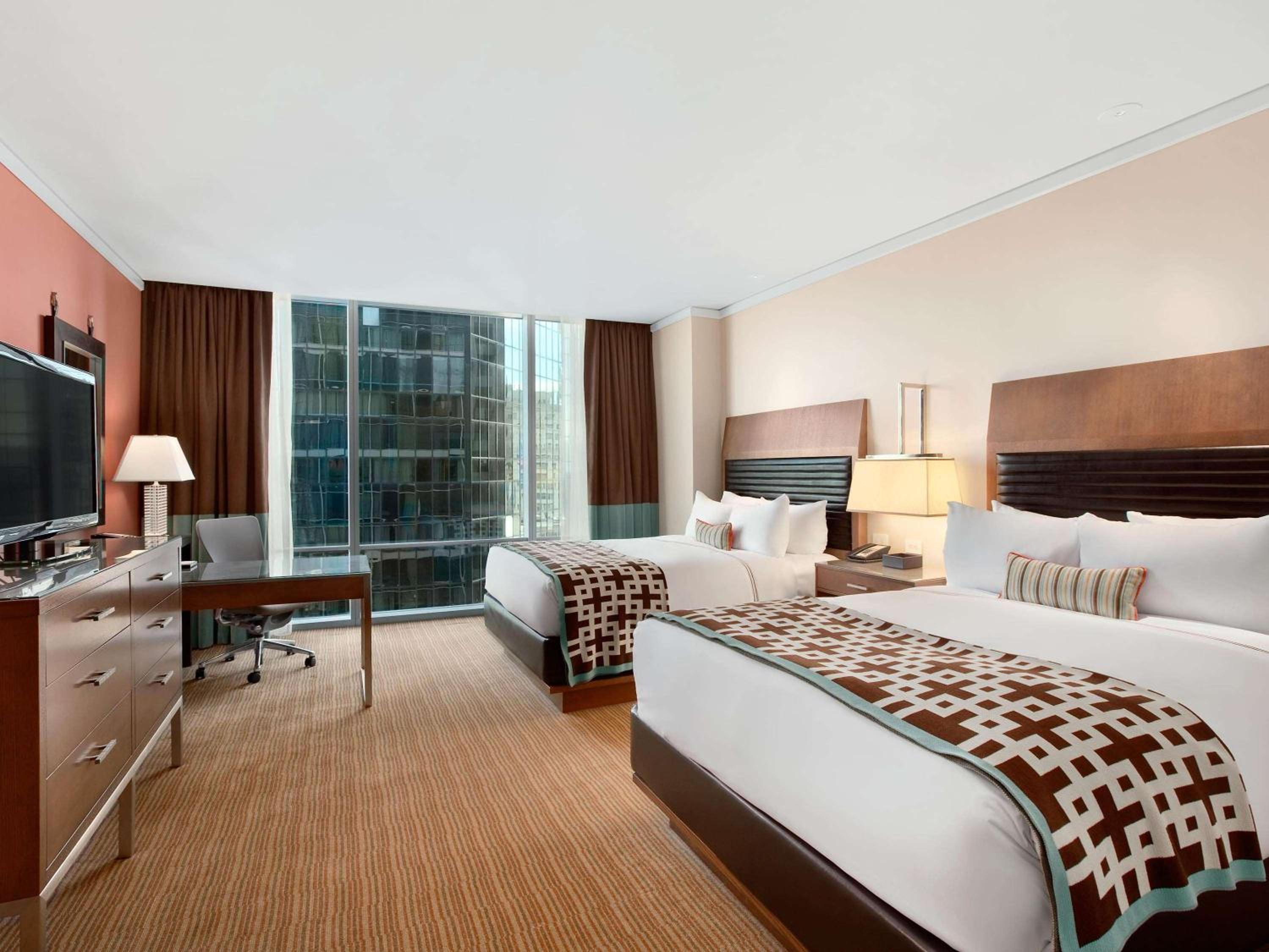 Deluxe Room with Roll-In Shower and River View - Mobility/Hearing Accessible - Photo 3