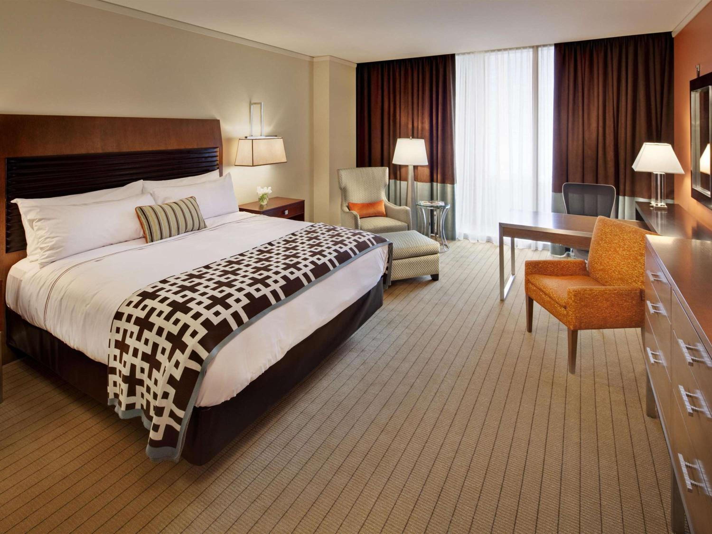 Fairmont King Room with Tub and City View - Mobility/Hearing Accessible
