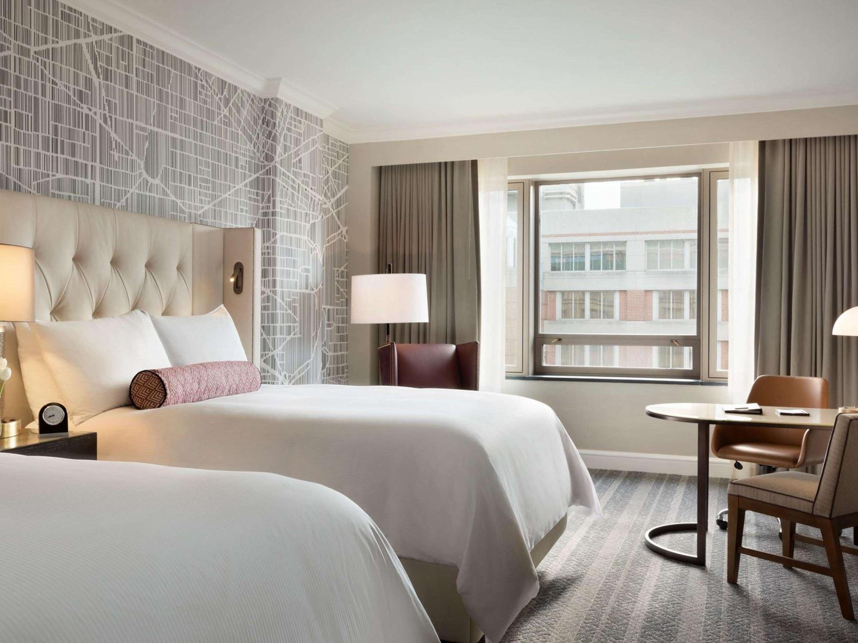 Fairmont Gold with Two Queen Beds and Tub - Hearing / Mobility Access