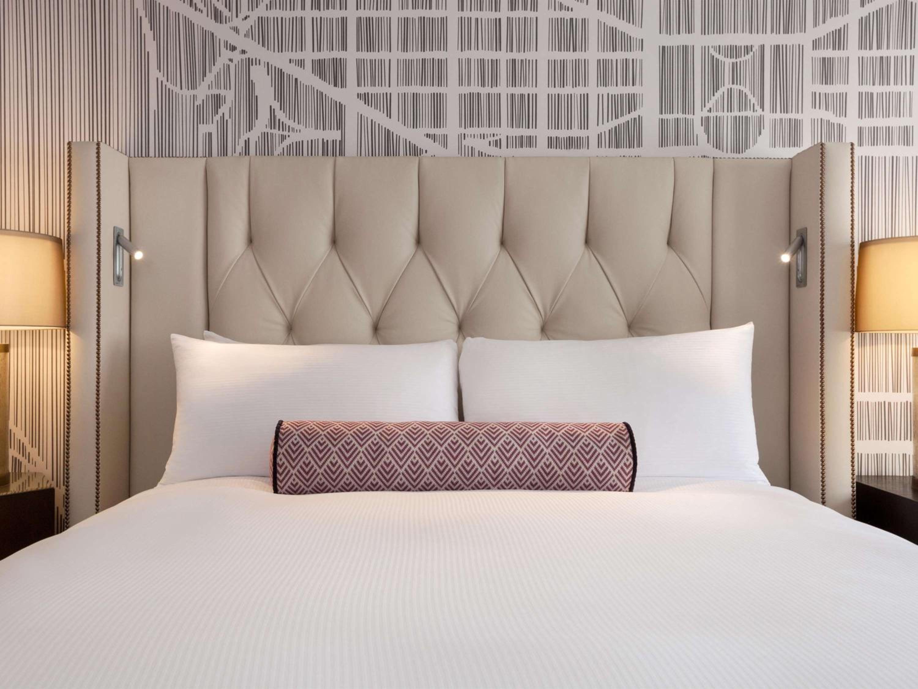 Fairmont Room with One King Bed and Roll-In Shower - Hearing/Mobility Accessible