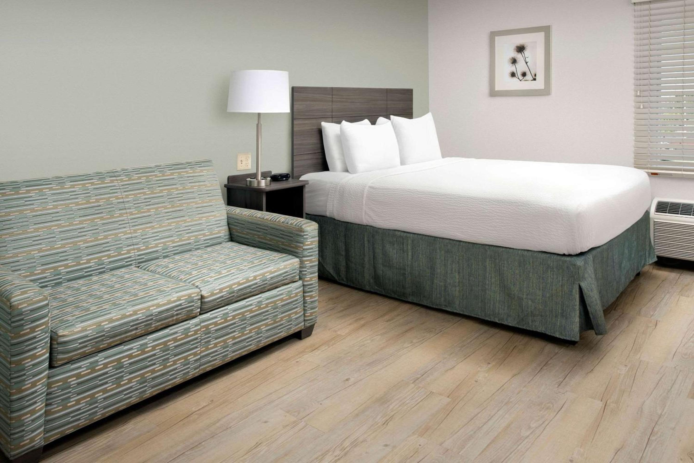 Queen Room with Sofa Bed - Non-Smoking photo 3