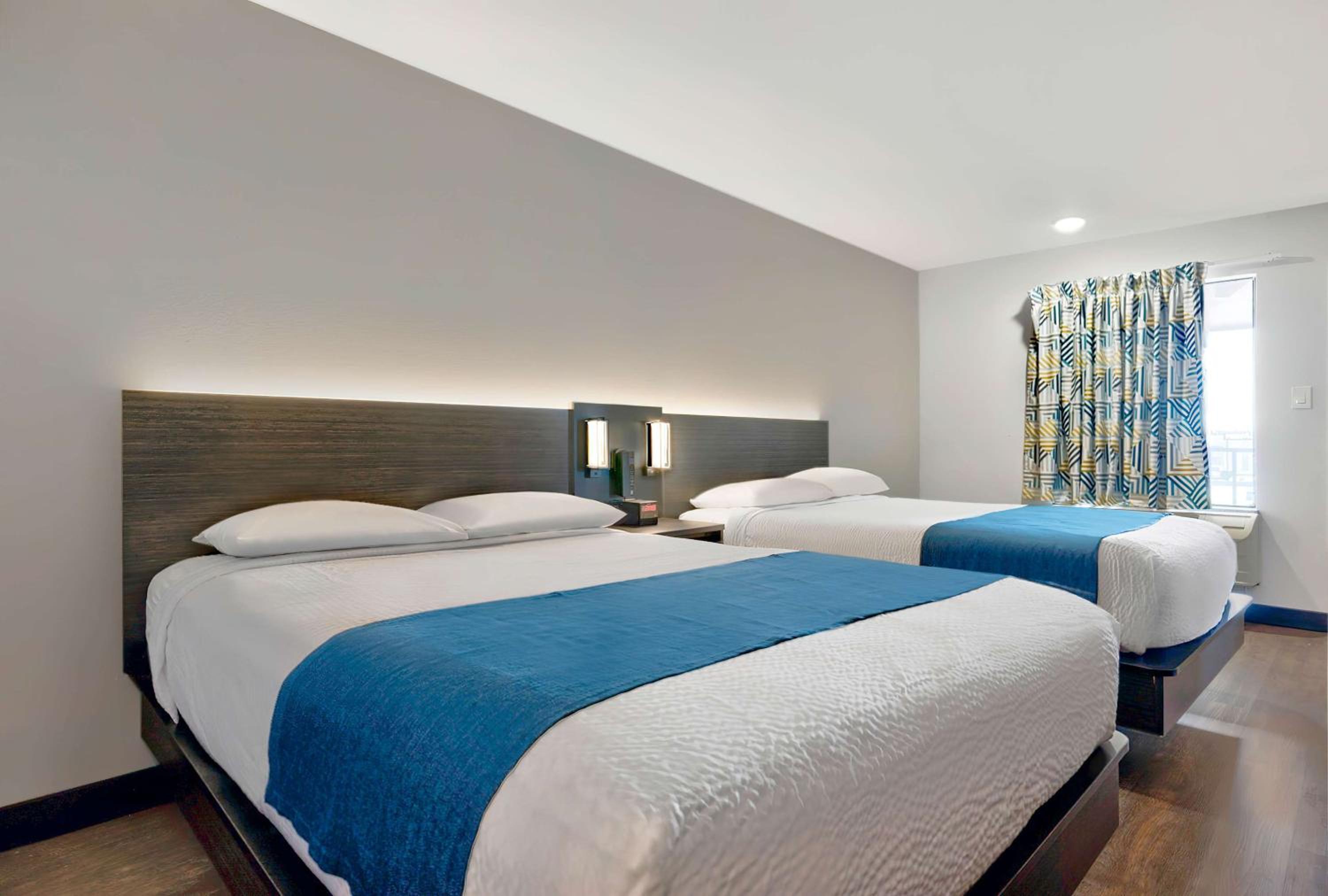 Queen Room with Two Queen Beds - Non-Smoking - Photo 5