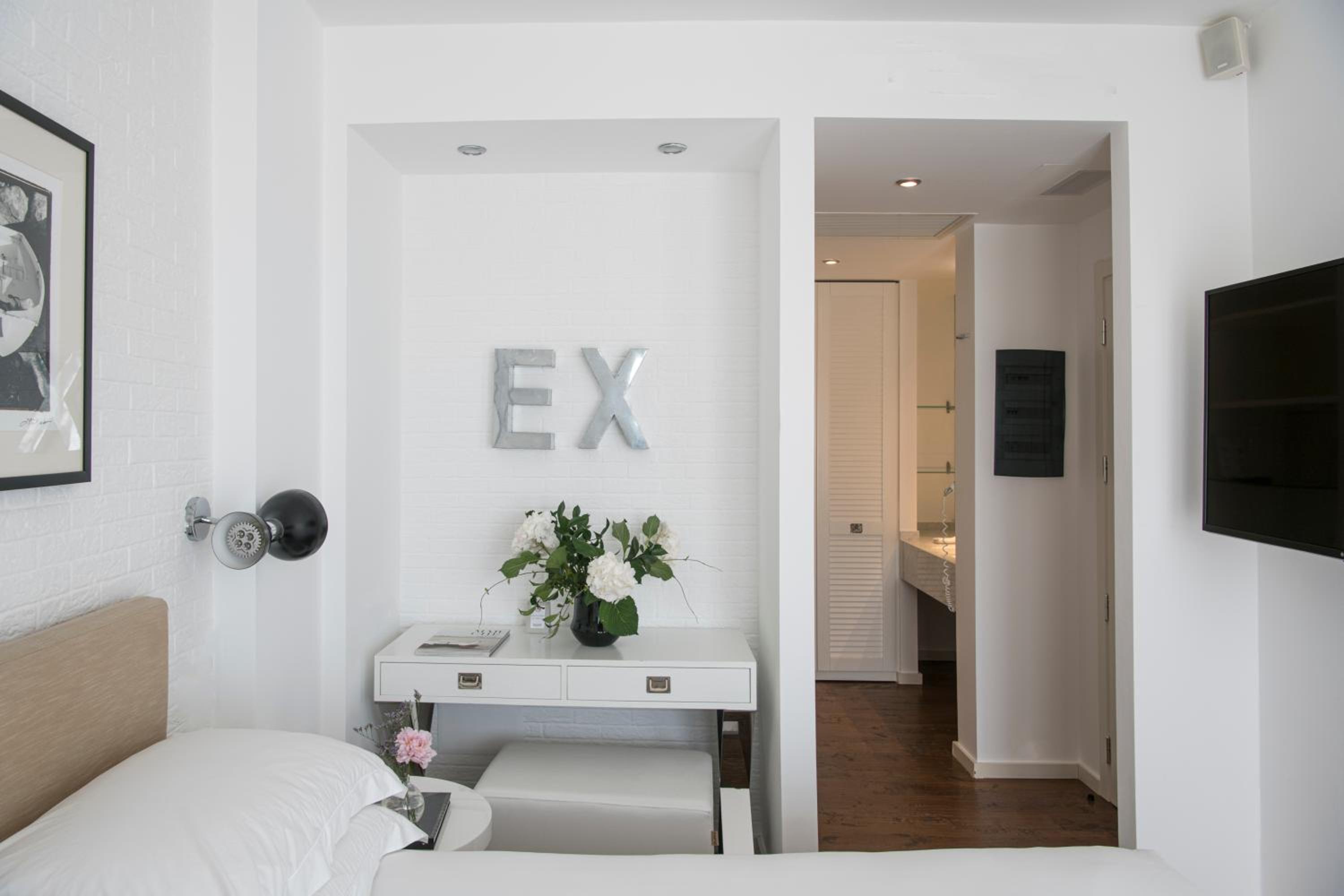 Deluxe Double Room with Side Sea View - Photo 4