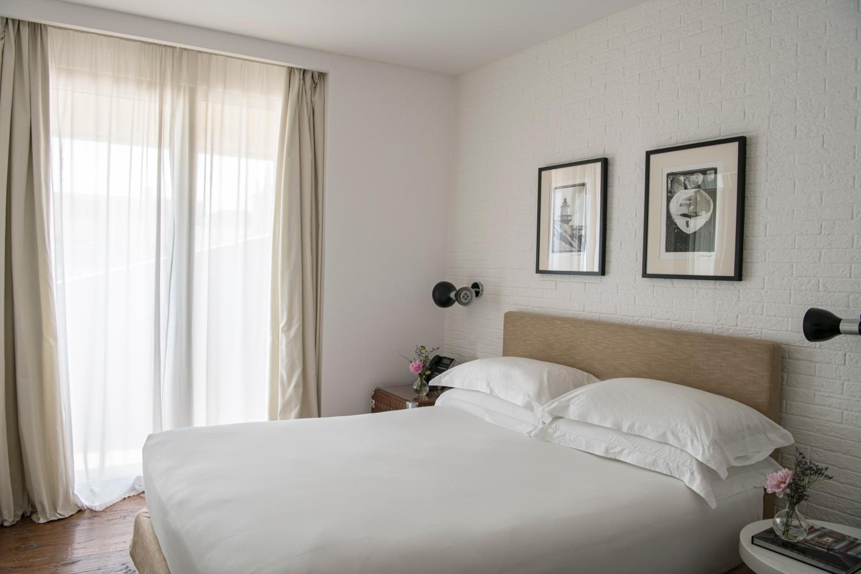 Deluxe Double Room with Side Sea View - Photo 8