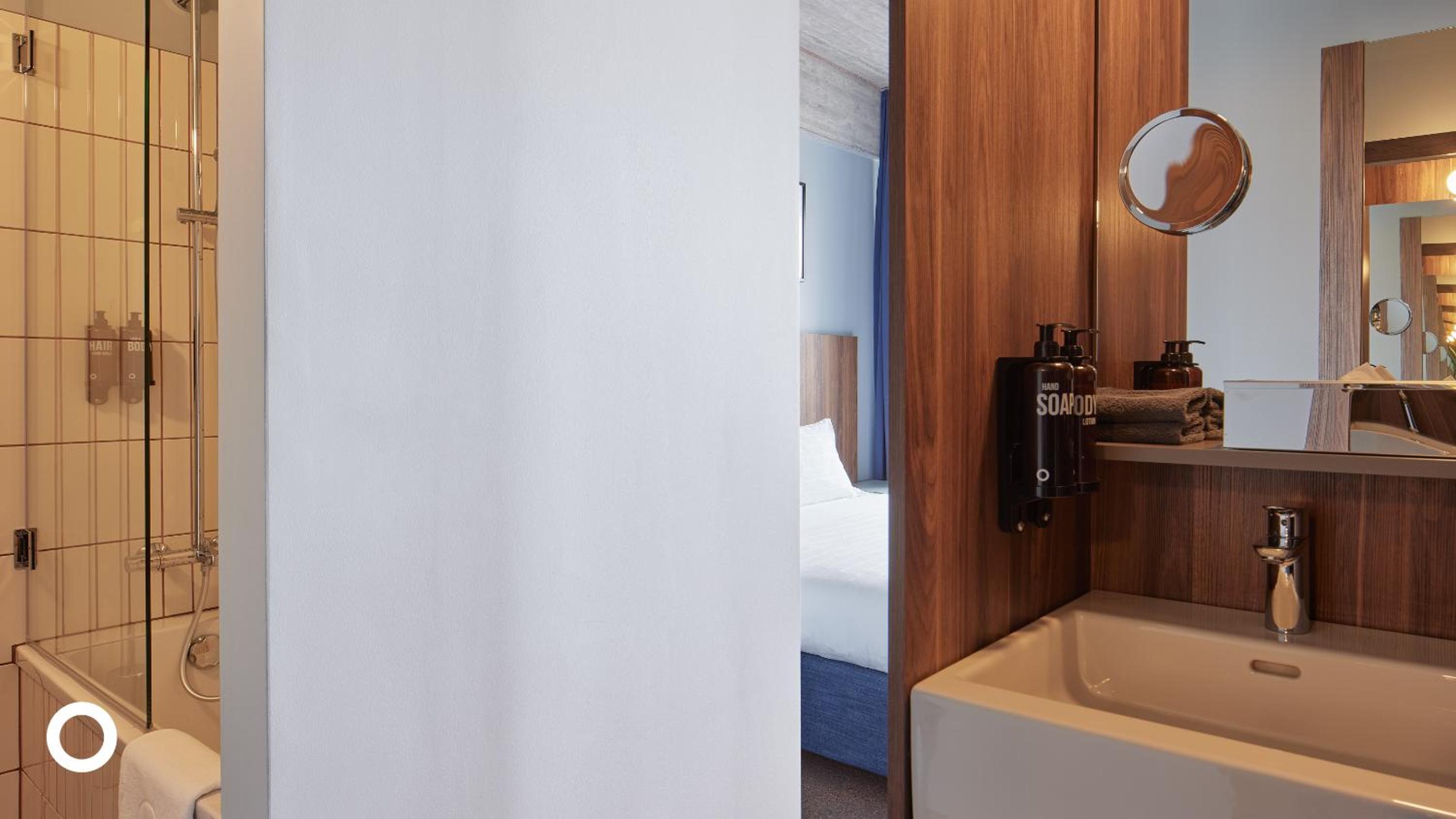 Junior Suite with Spa Access - Photo 2