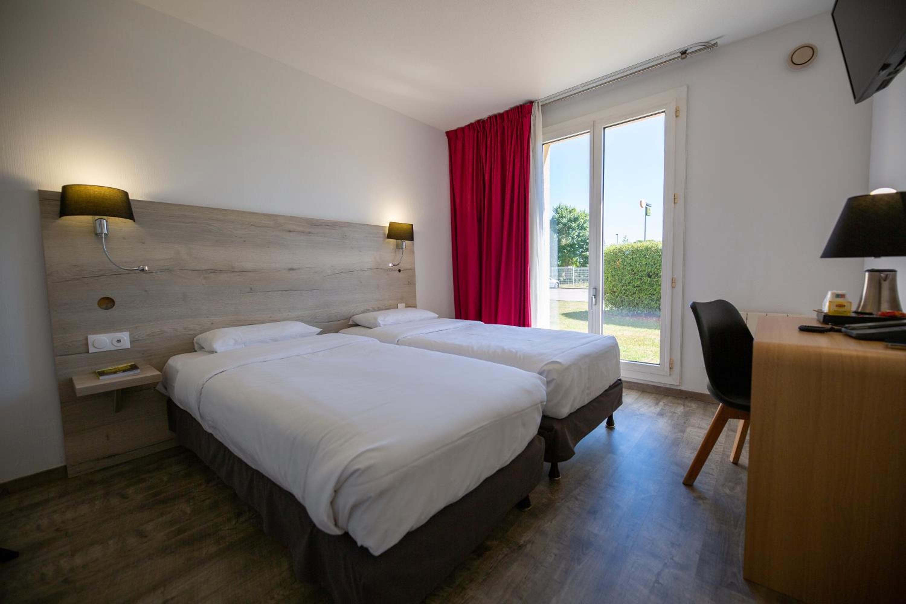 Standard Twin Room - Photo 8