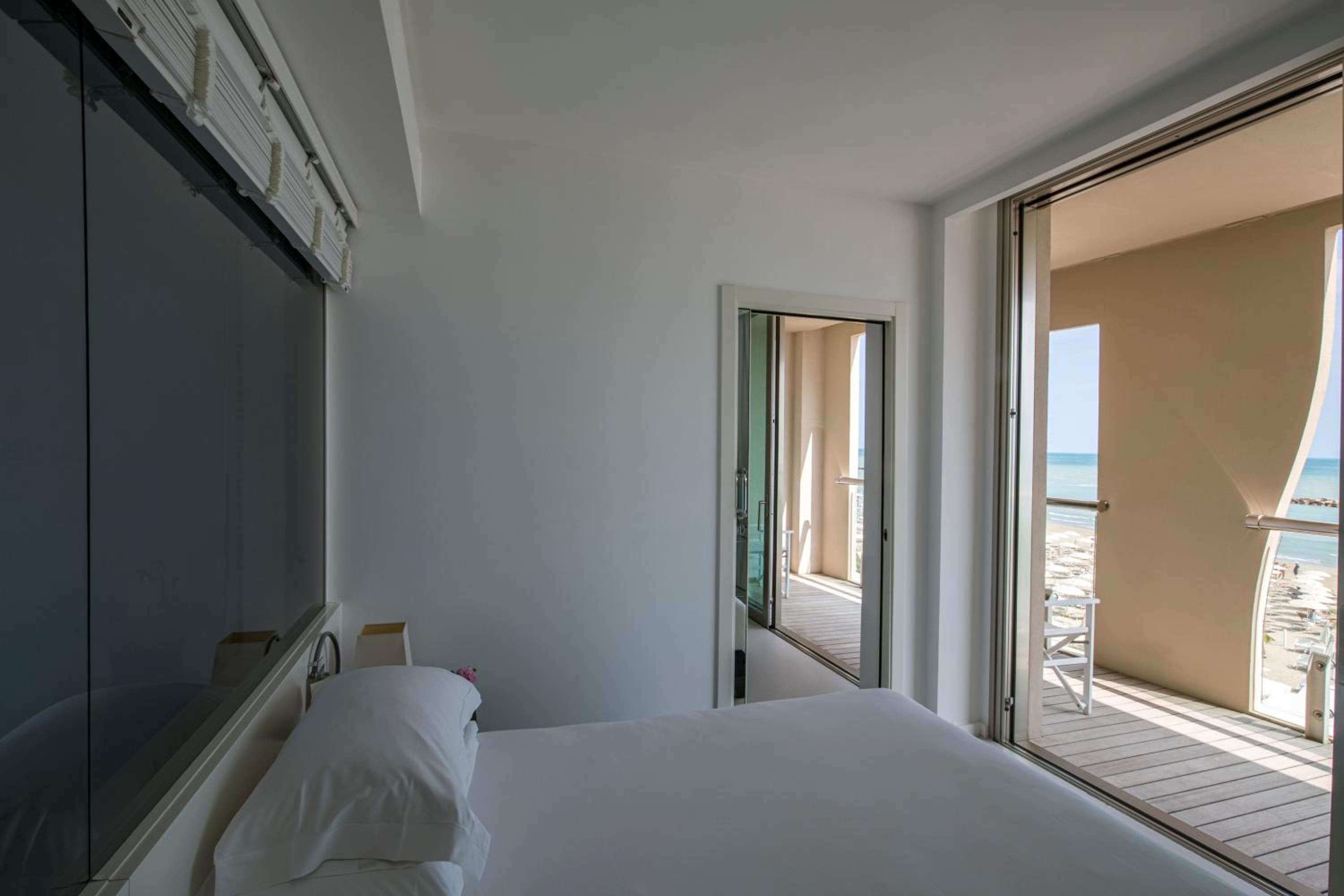 Superior Suite - Photo 9