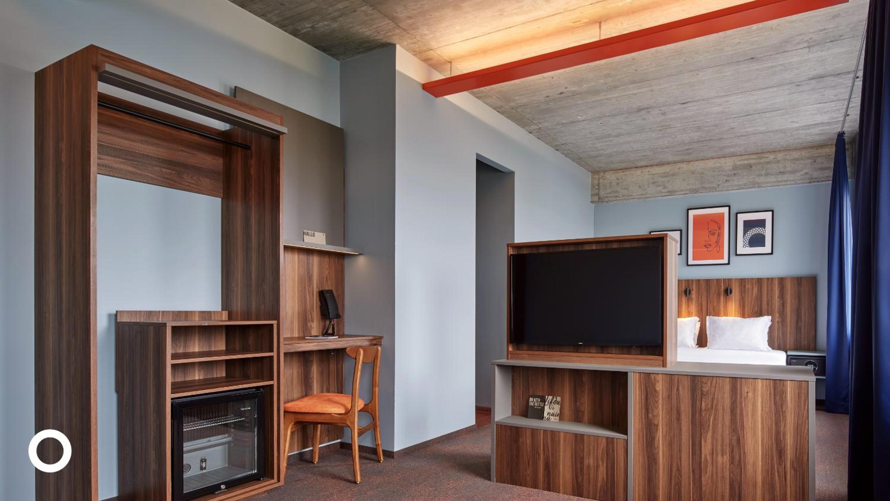 Junior Suite with Spa Access - Photo 3