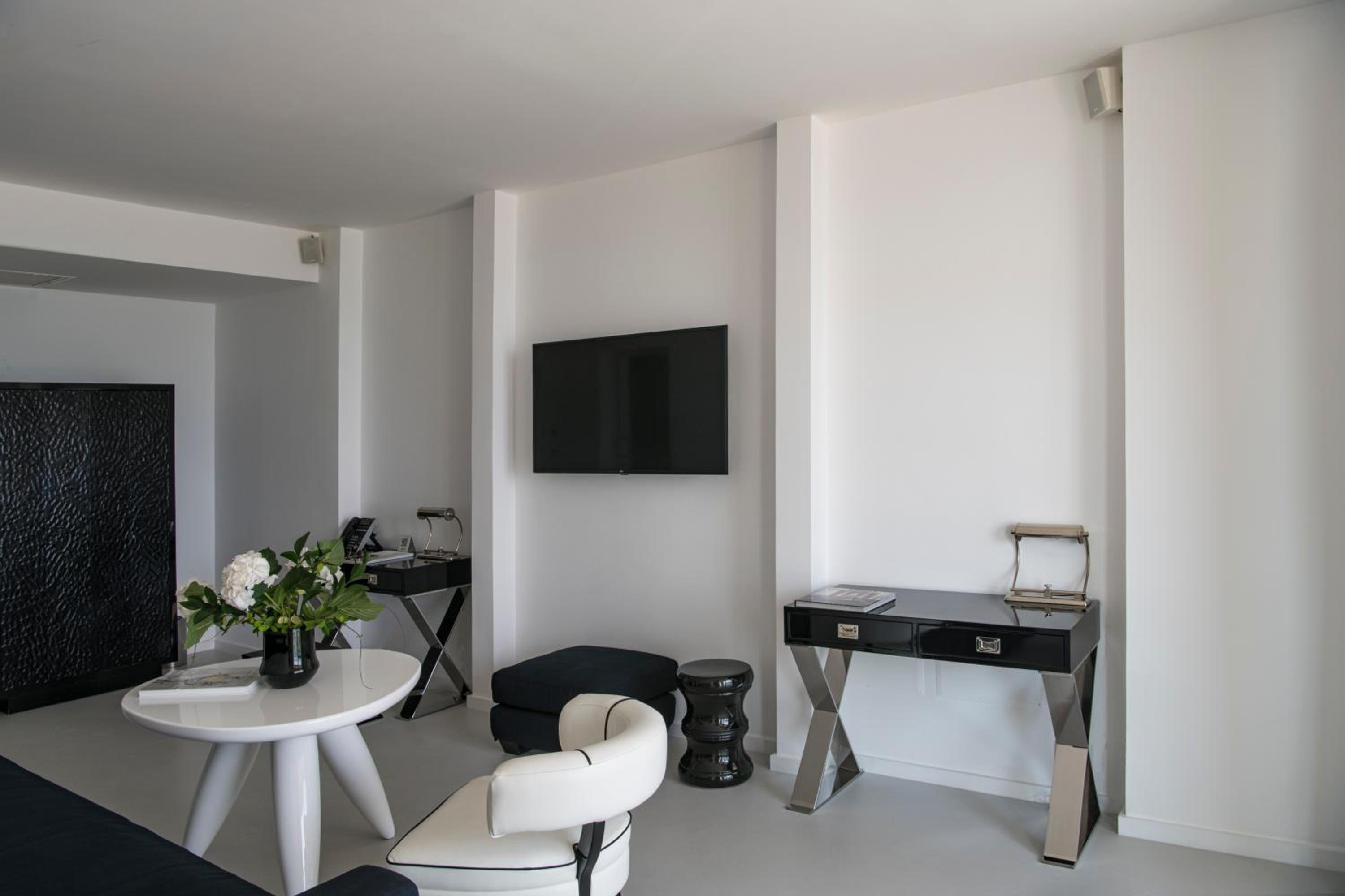 Superior Suite - Photo 14