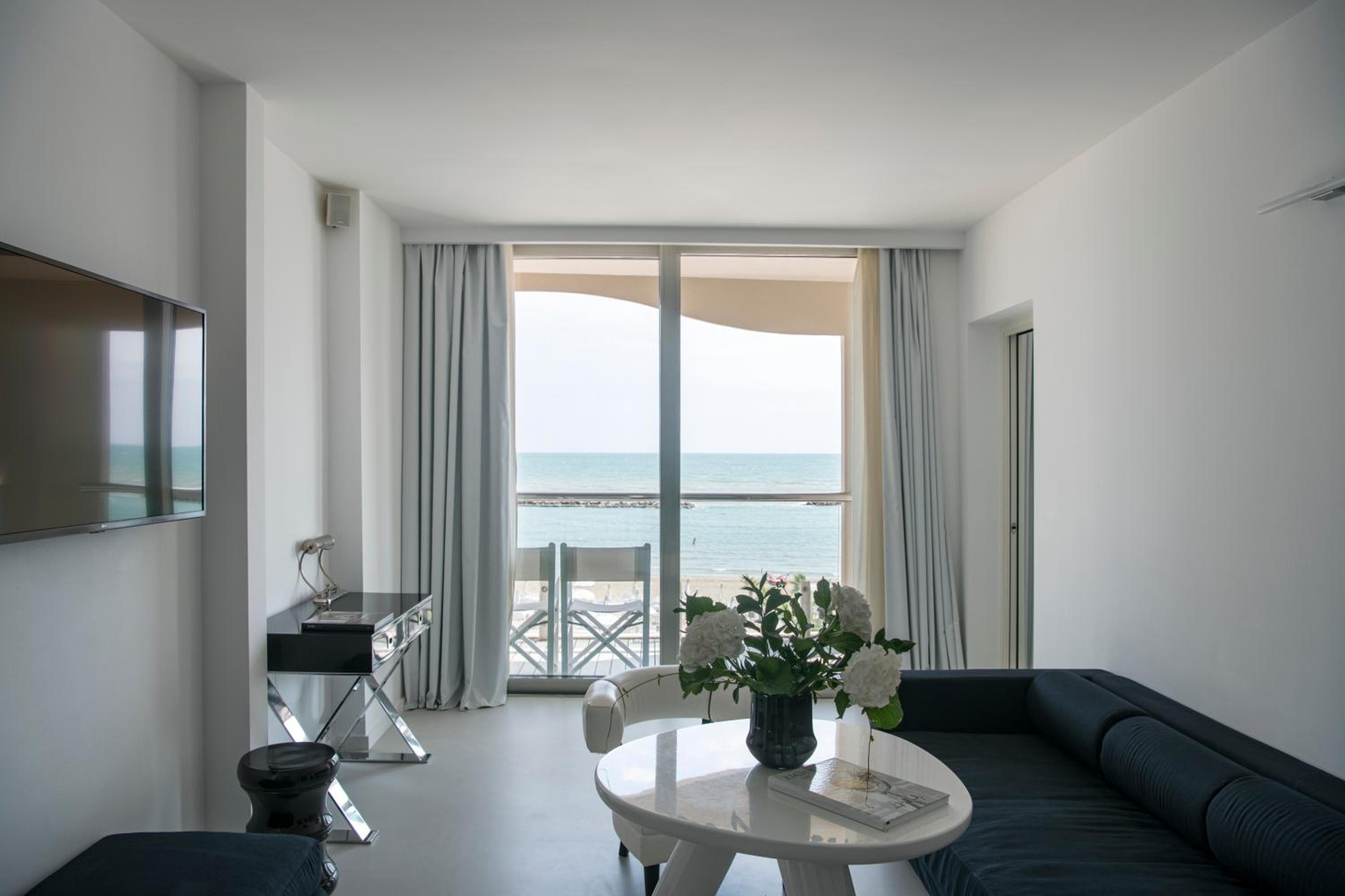Superior Suite - Photo 13