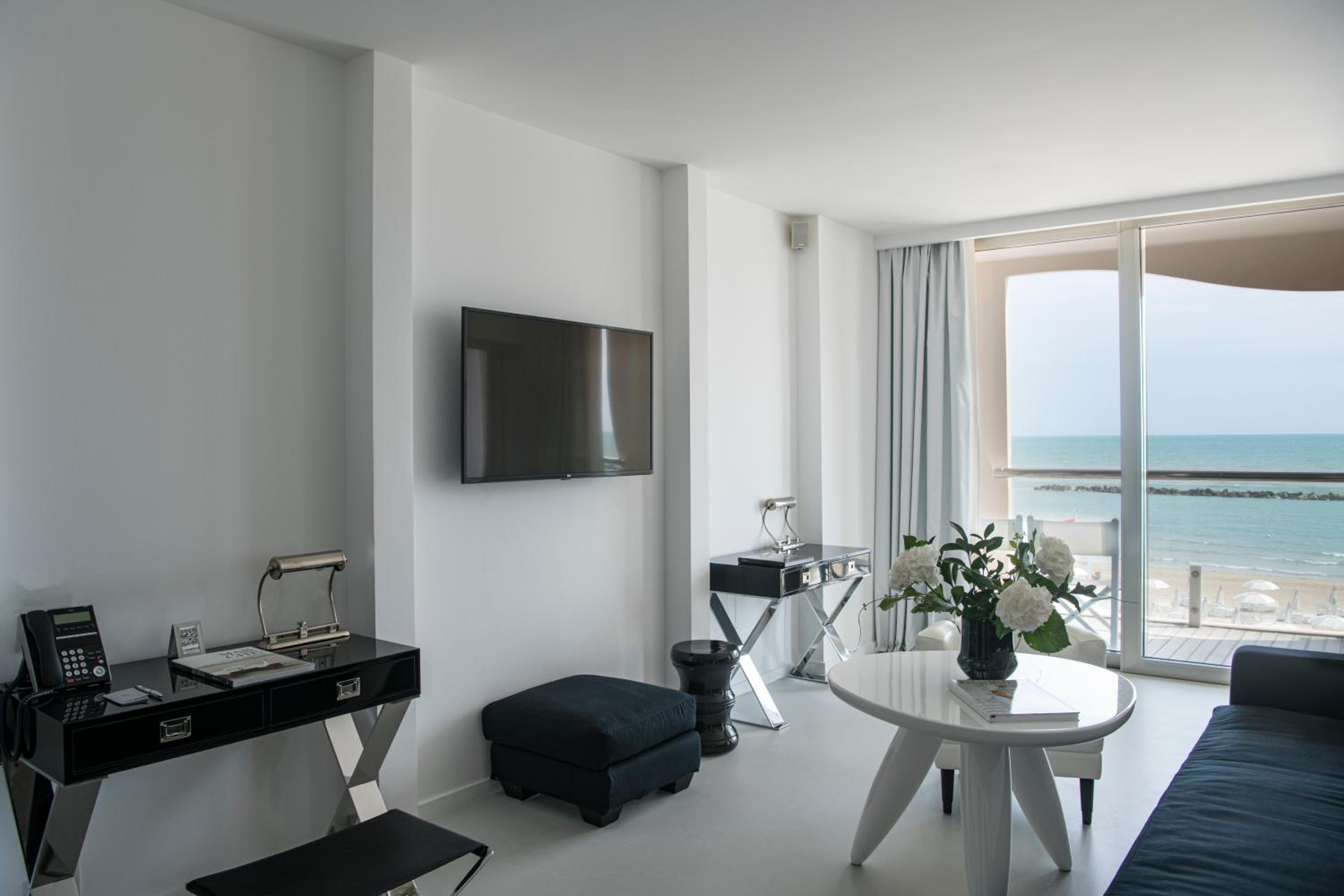 Superior Suite - Photo 32