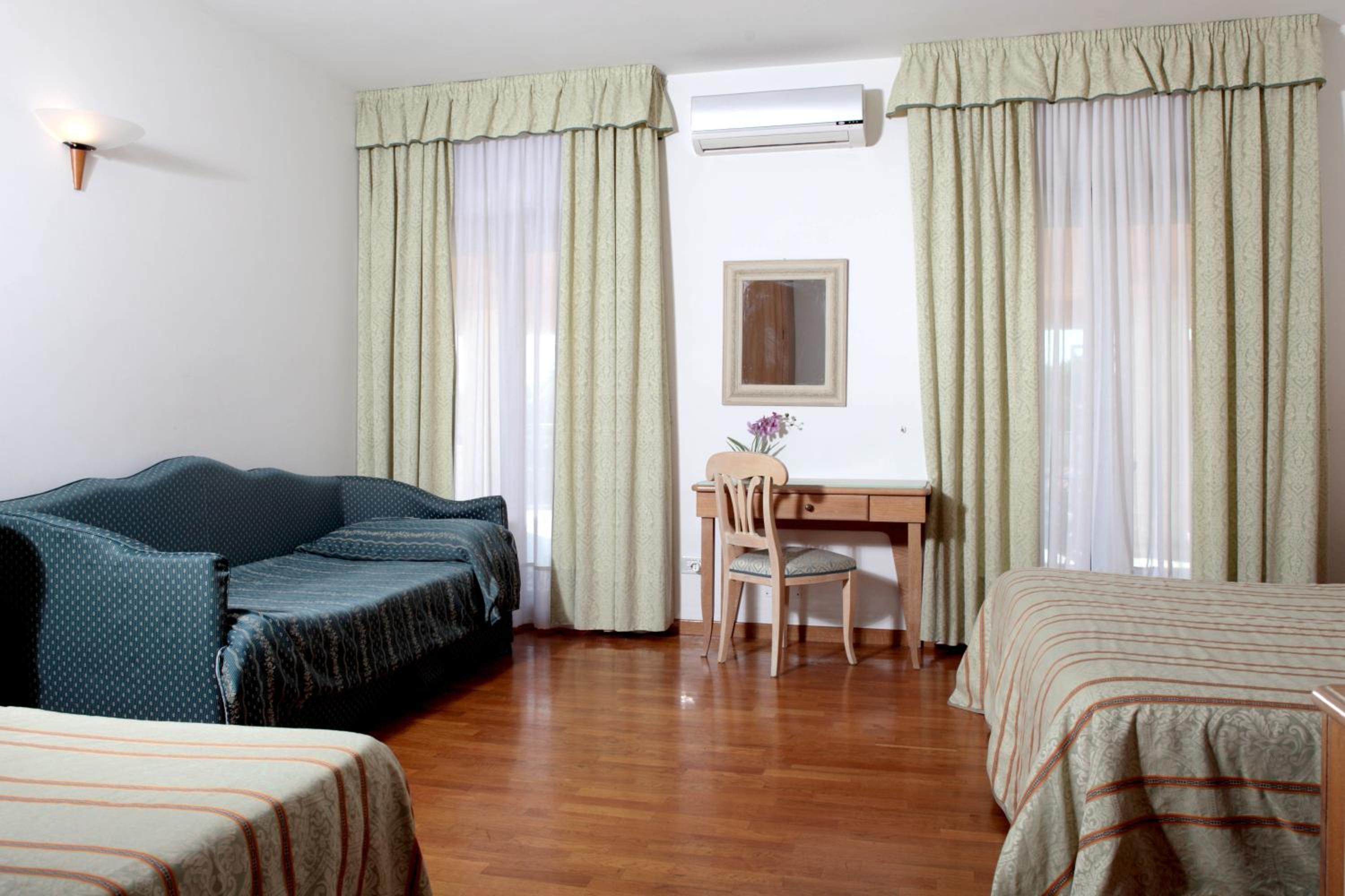 Quadruple Room - Photo 4