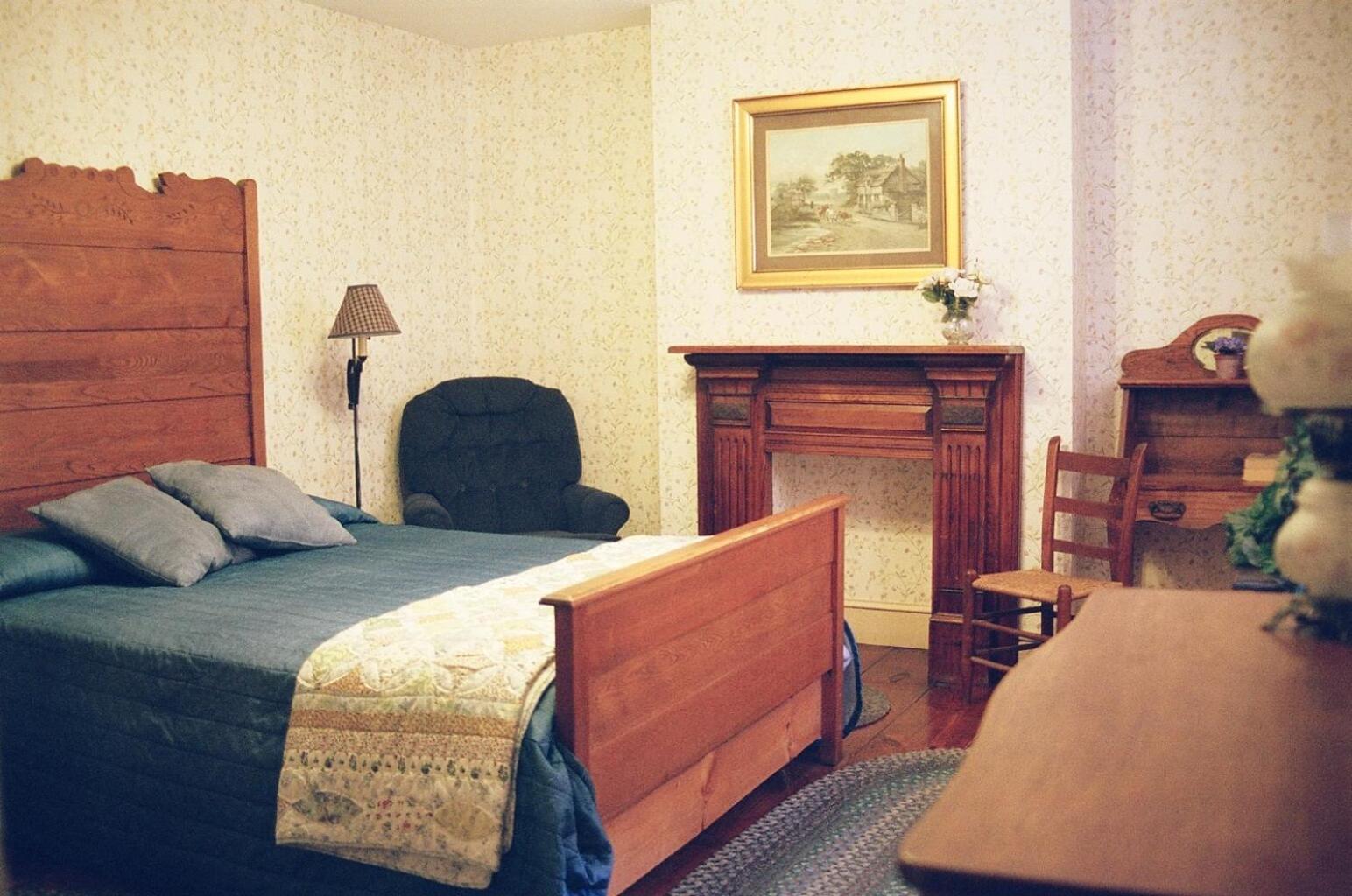 Queen Room photo 2