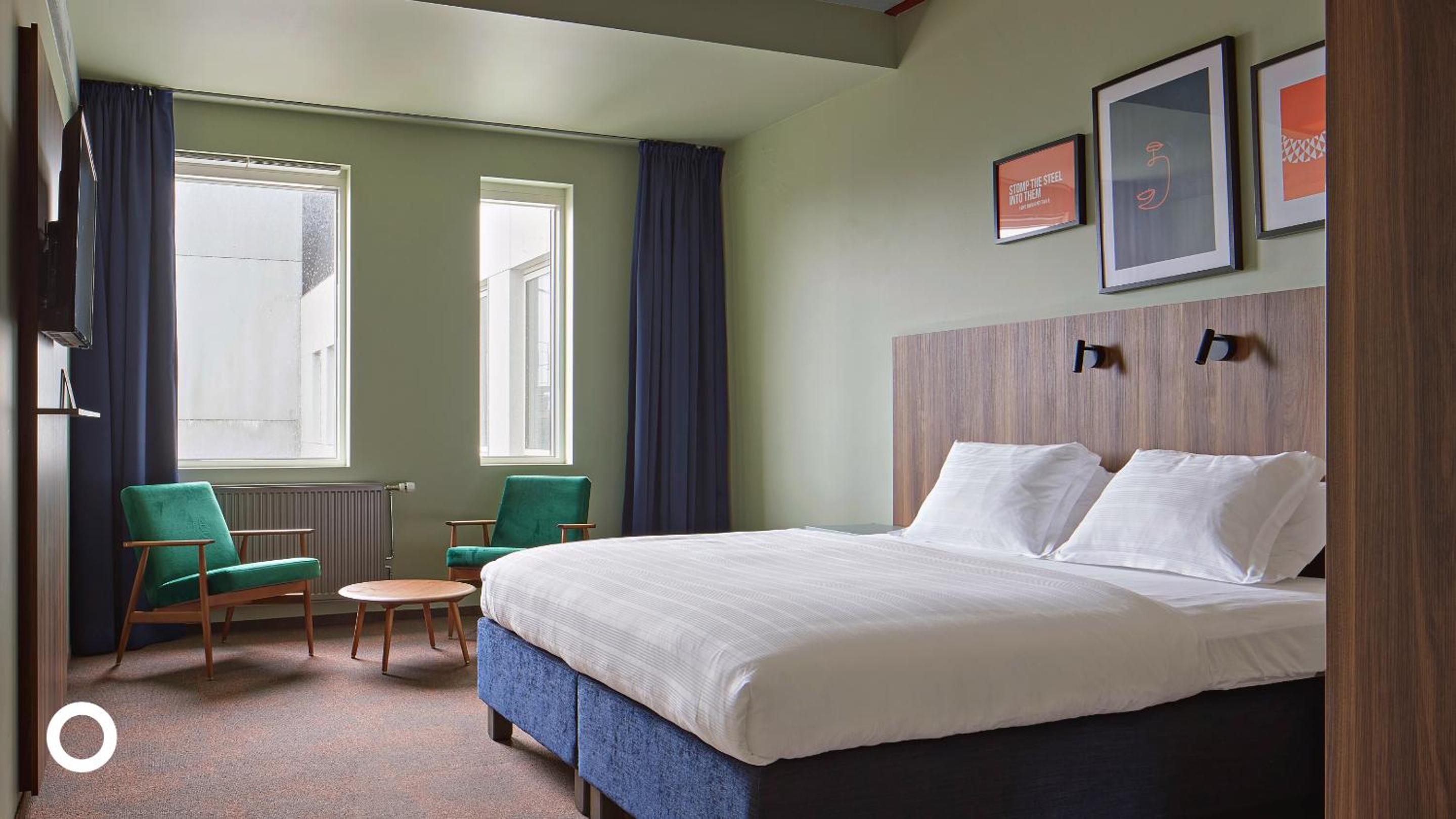 Deluxe King Room with Spa Access - Photo 1