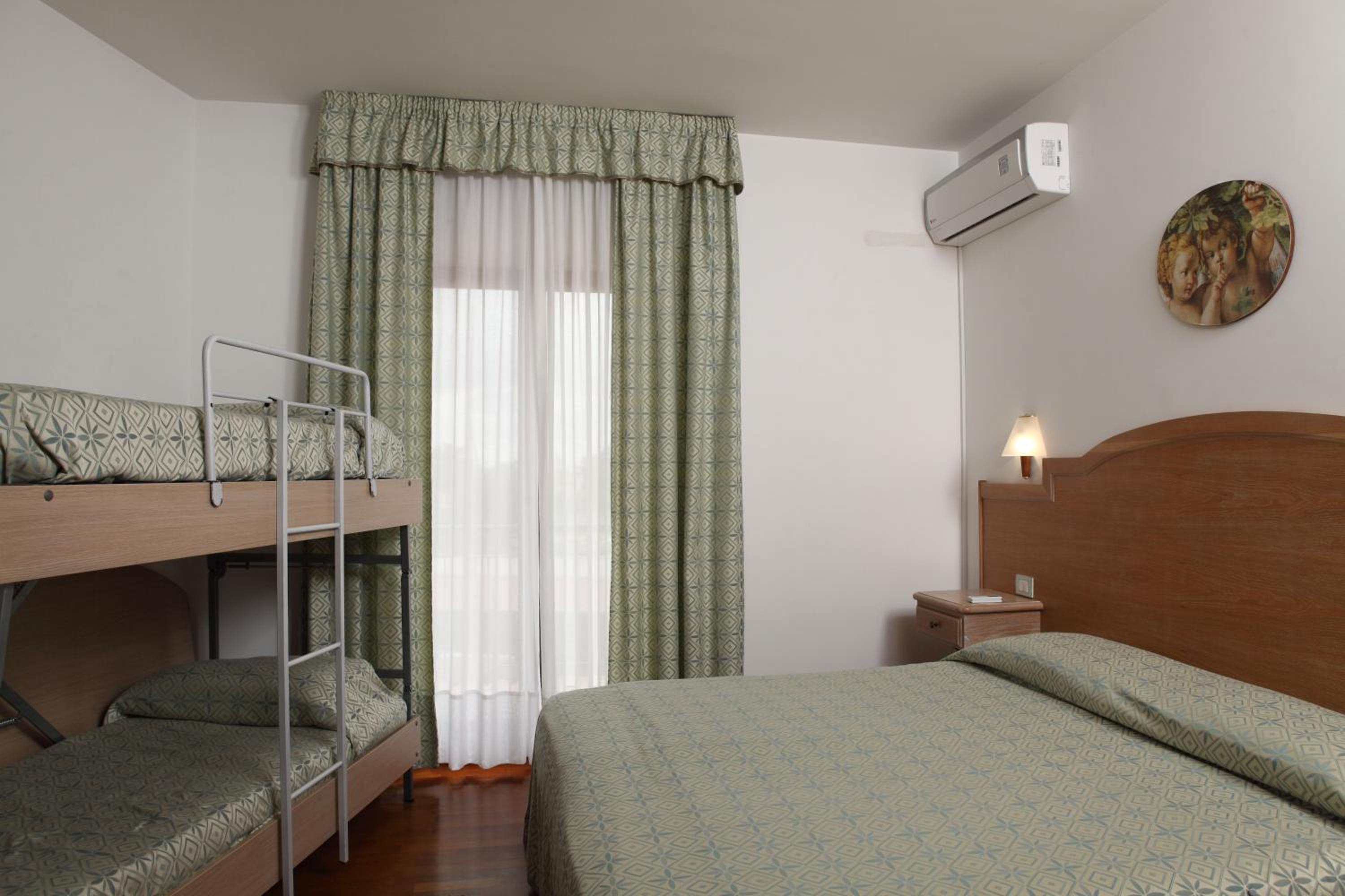 Quadruple Room - Photo 5