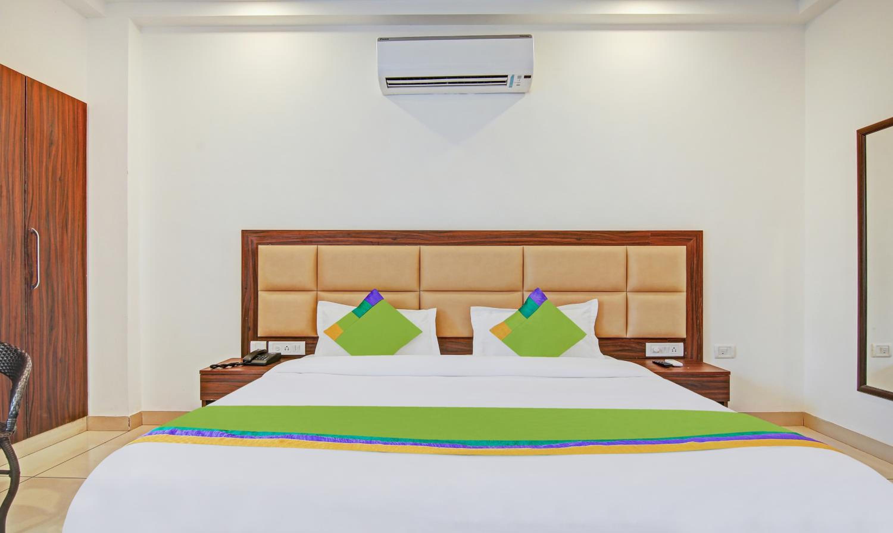 Deluxe Room - Photo 13