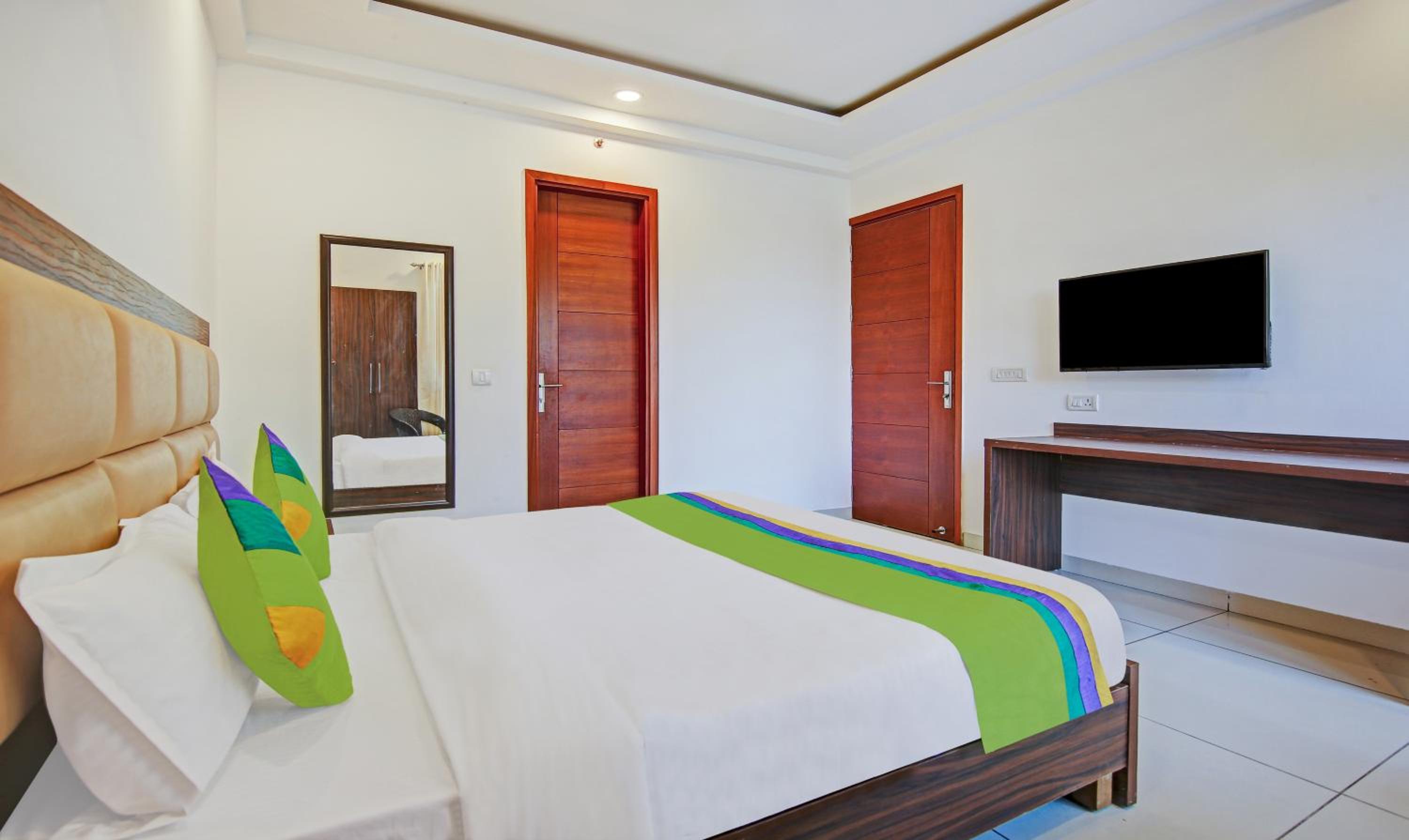 Deluxe Room - Photo 12