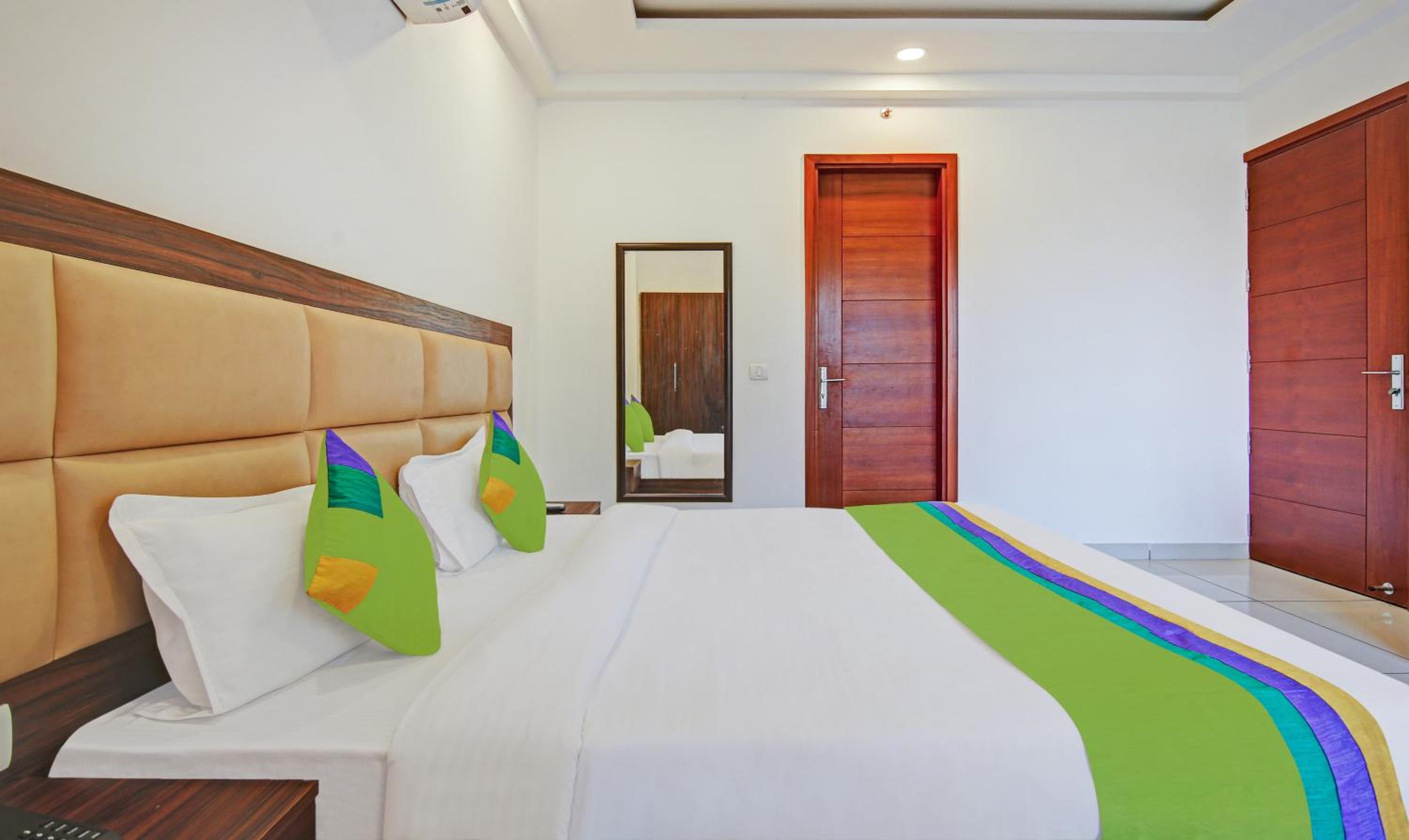 Deluxe Room - Photo 11