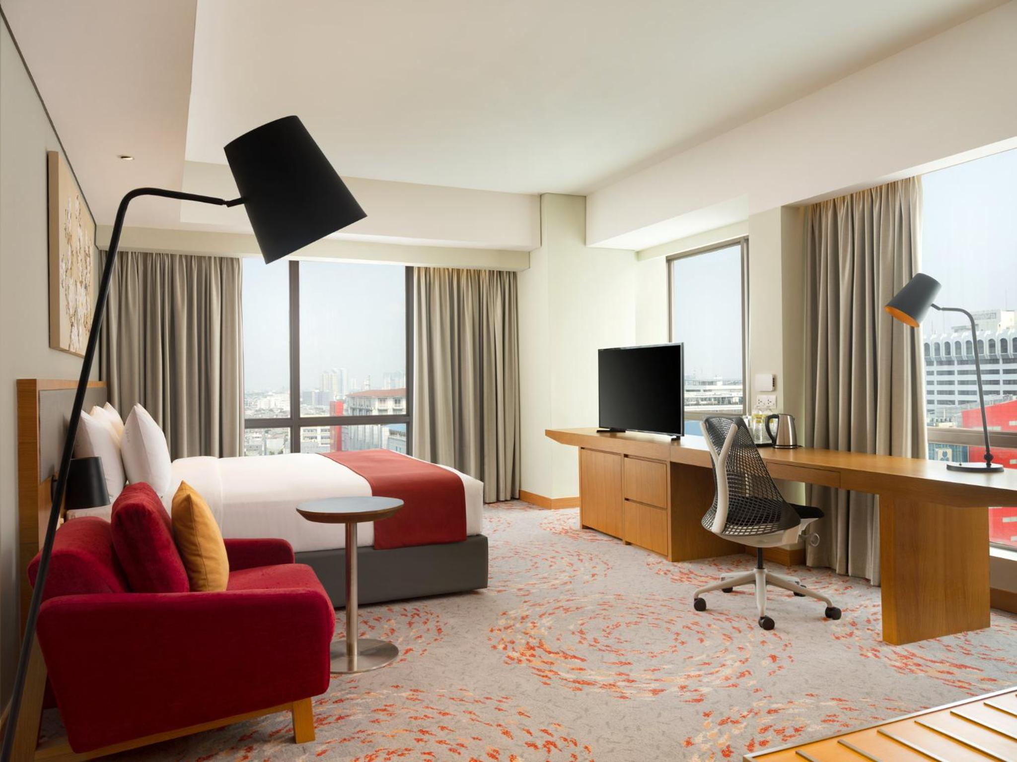 One-Bedroom Suite with City View and Daybed thumbnail 5