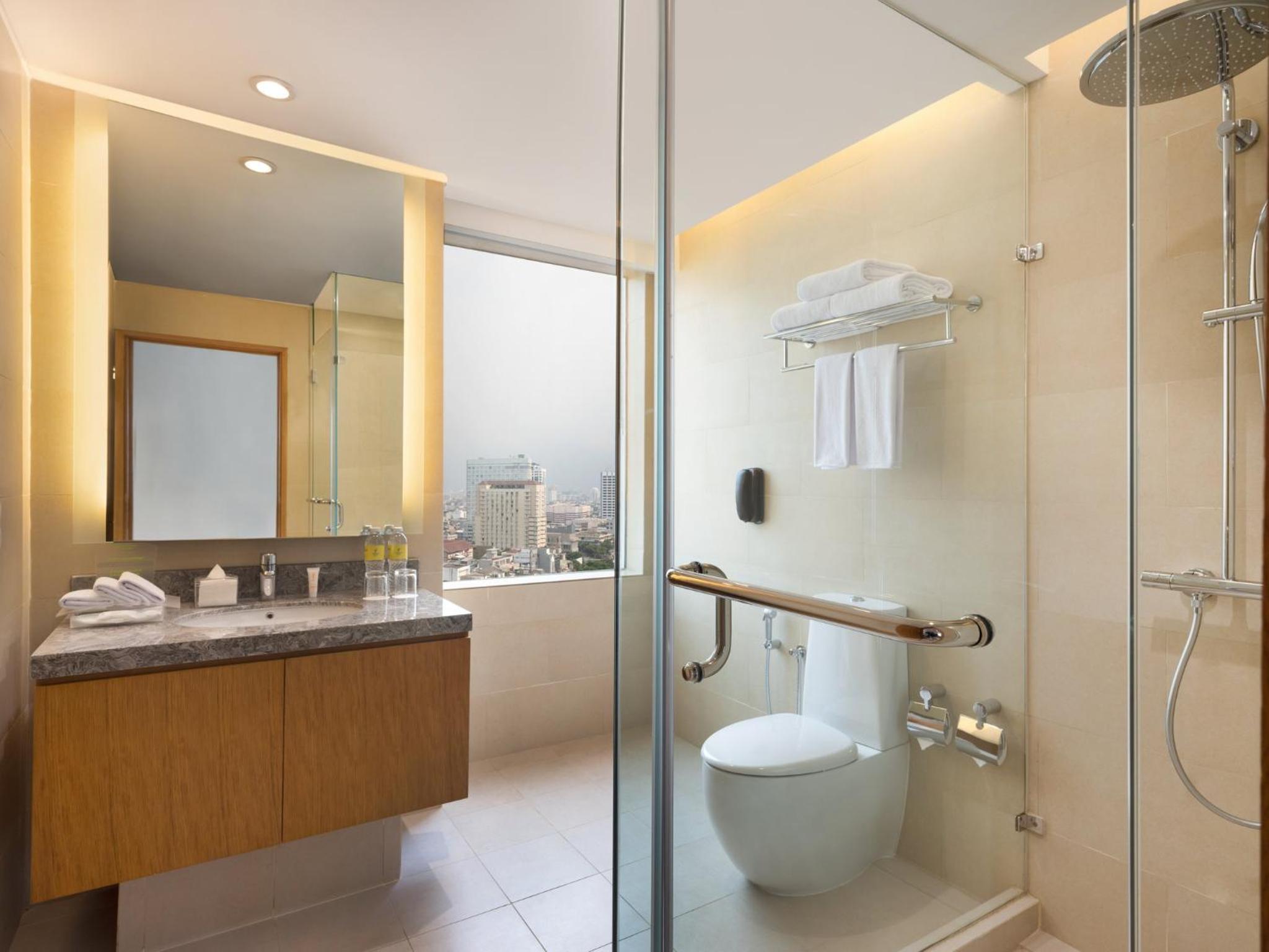 One-Bedroom Suite with City View and Daybed thumbnail 6