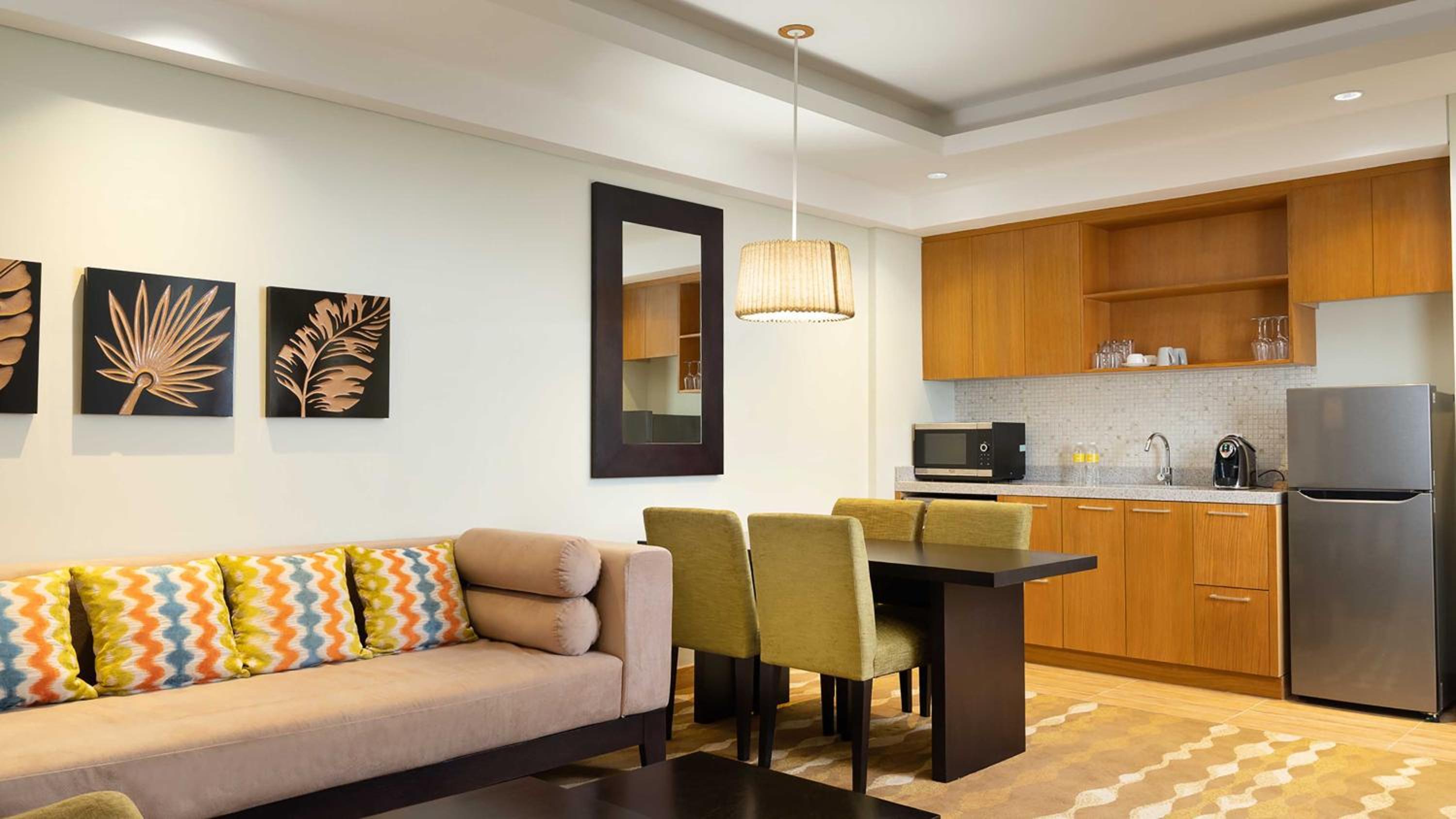Two-Bedroom Suite with Daybed thumbnail 5
