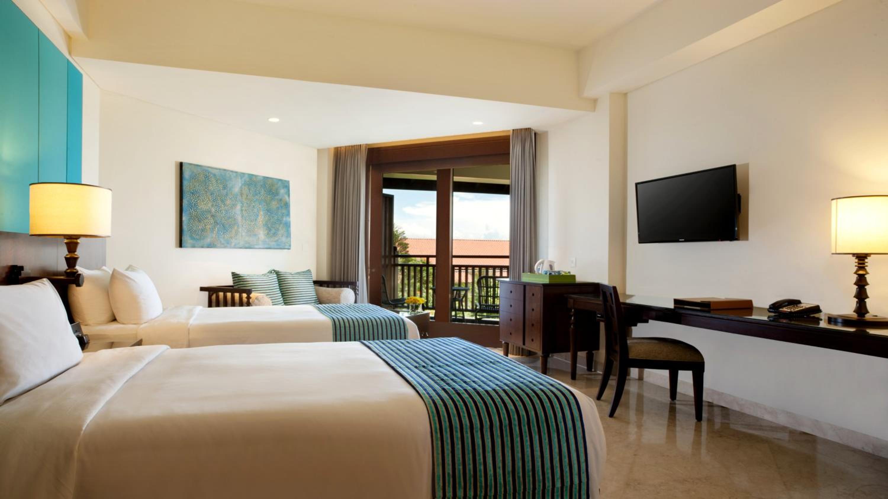 Premium Twin Room with Partial Ocean View photo 2