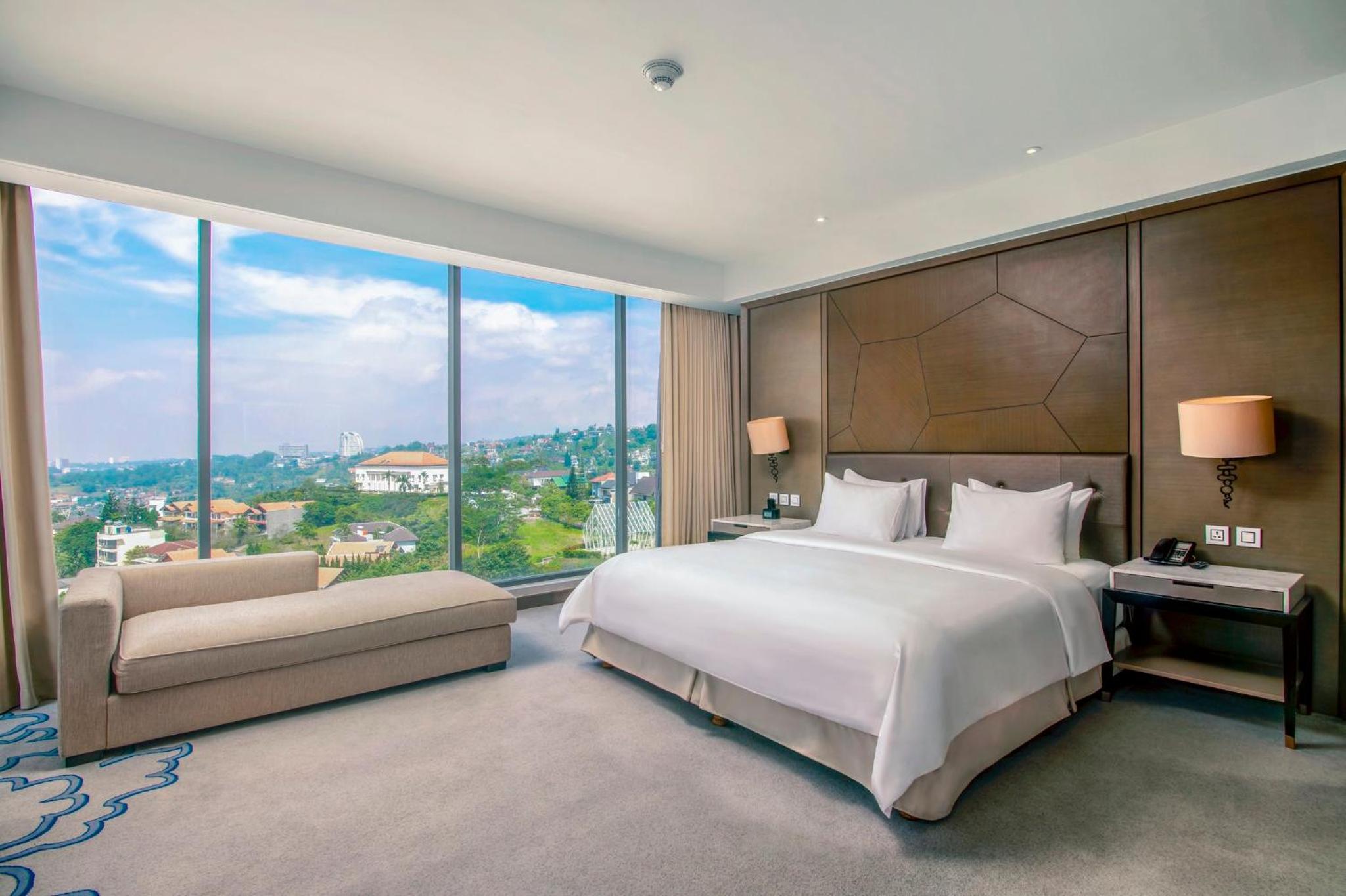 Junior King Suite - Club Lounge Access thumbnail 5