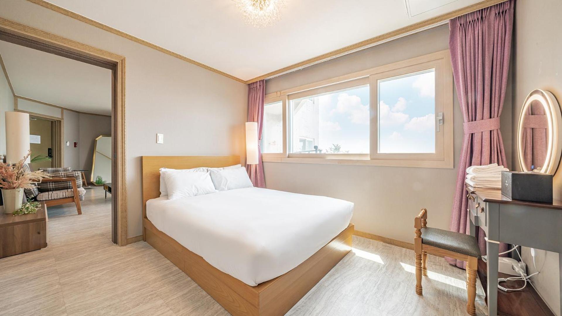 Deluxe Suite with Sea View photo 2