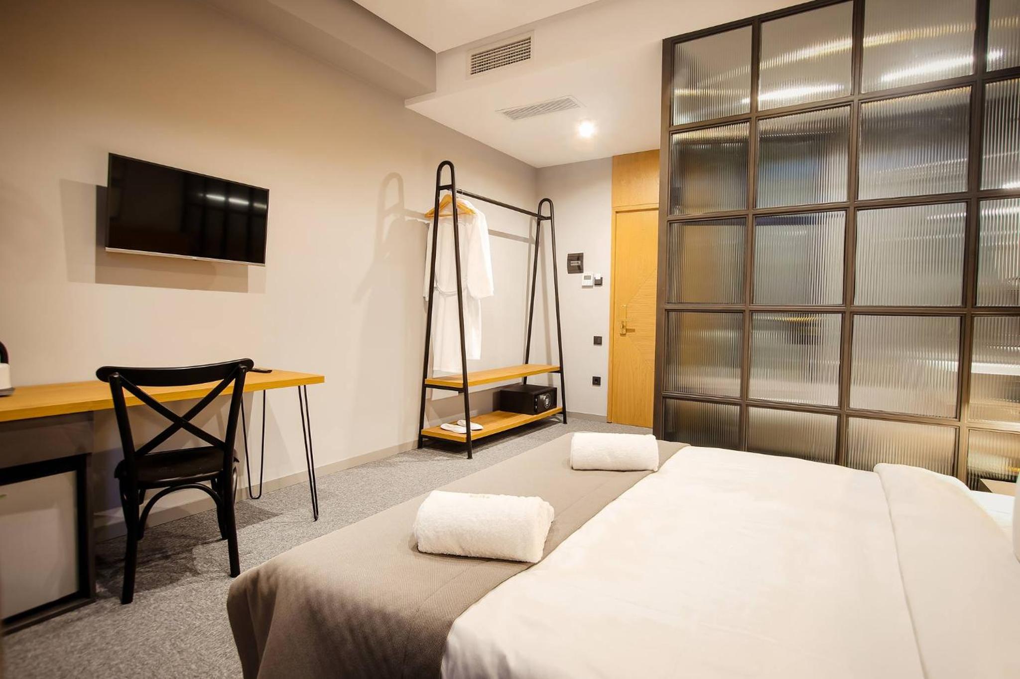 Standard Double Room - Photo 9