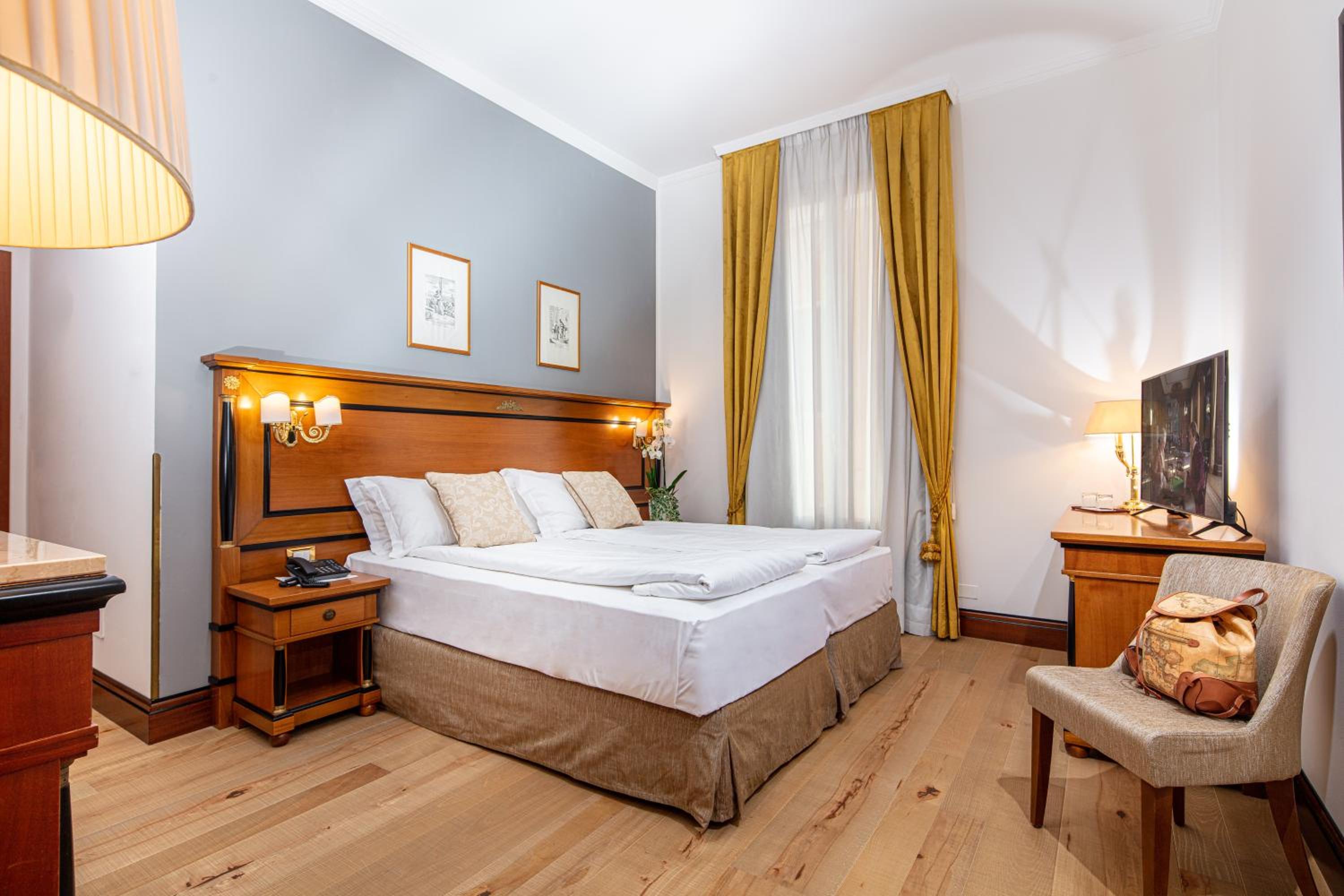 Junior Suite with Canal View - Photo 7