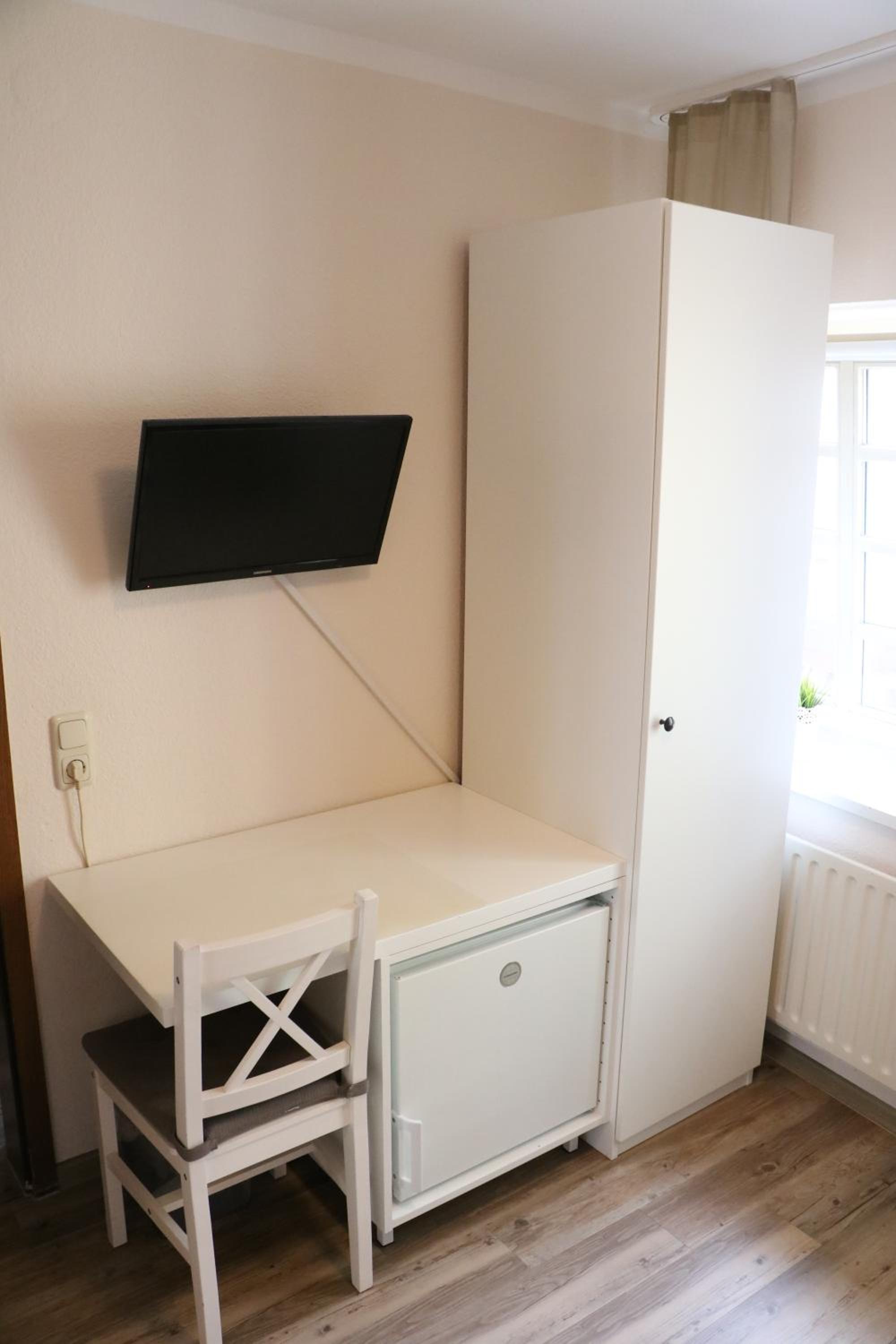 Single Room with Shared Shower and Toilet photo 2