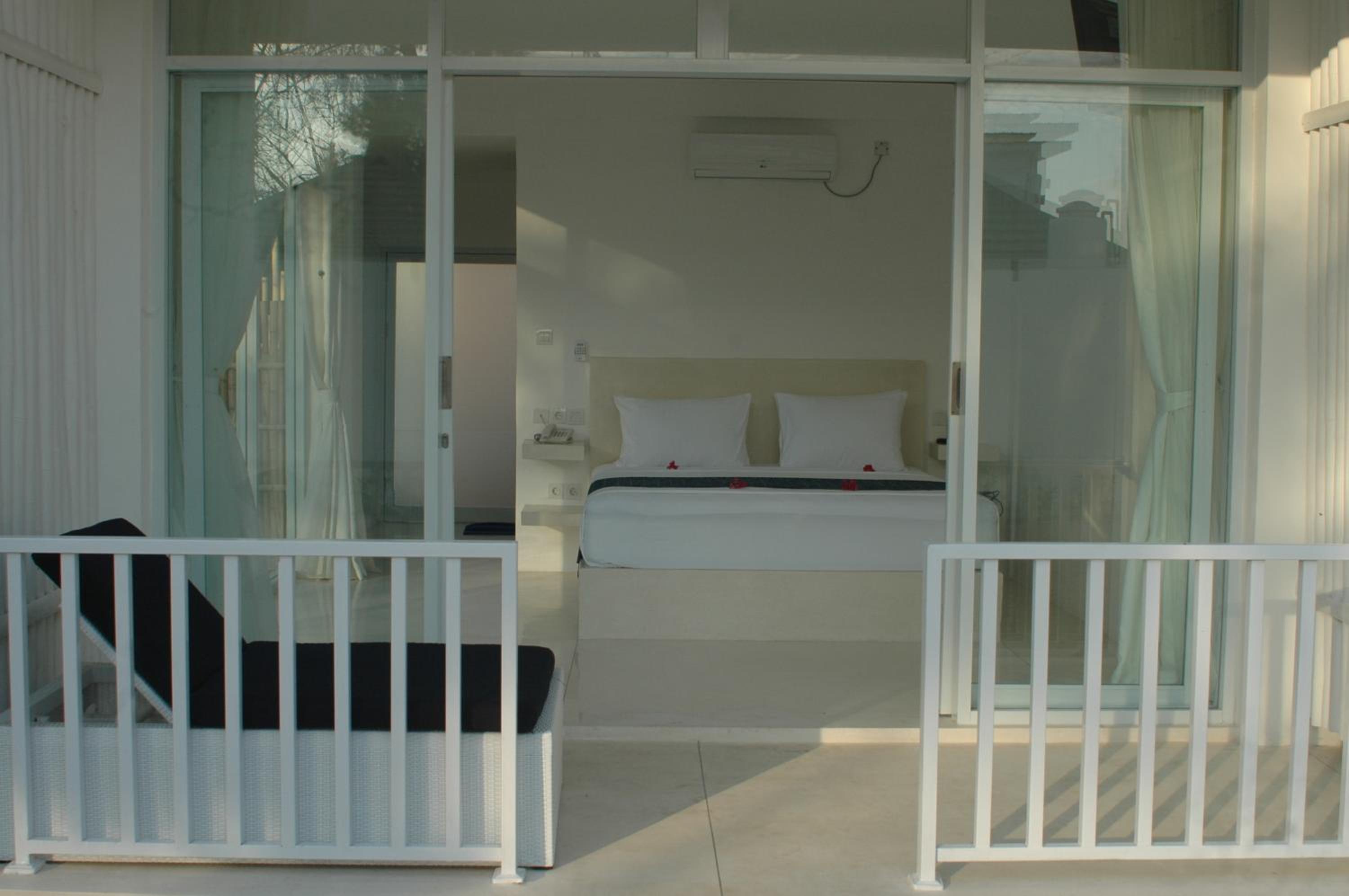 Standard Double Room with Balcony - Photo 8