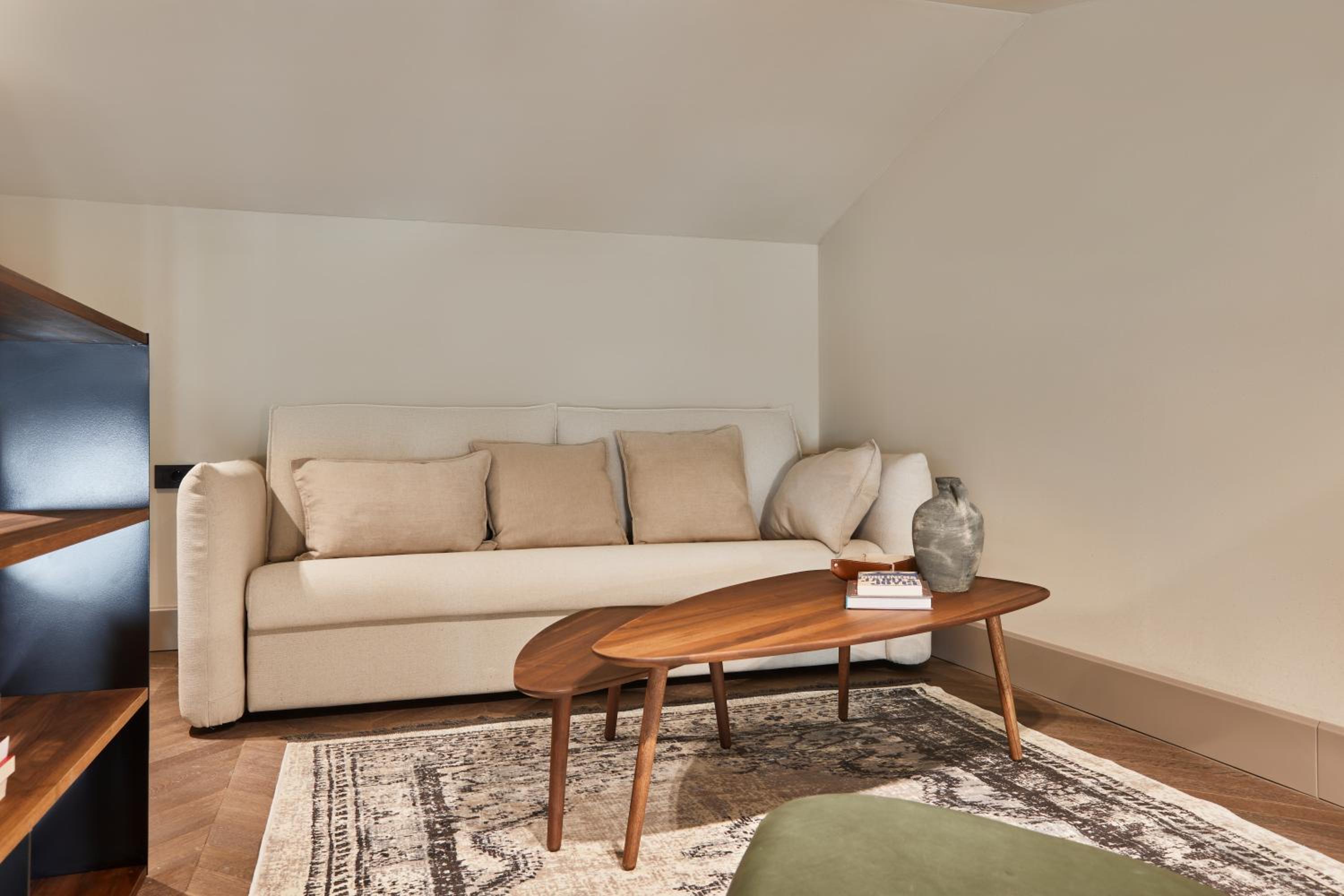 Executive Suite - Photo 2