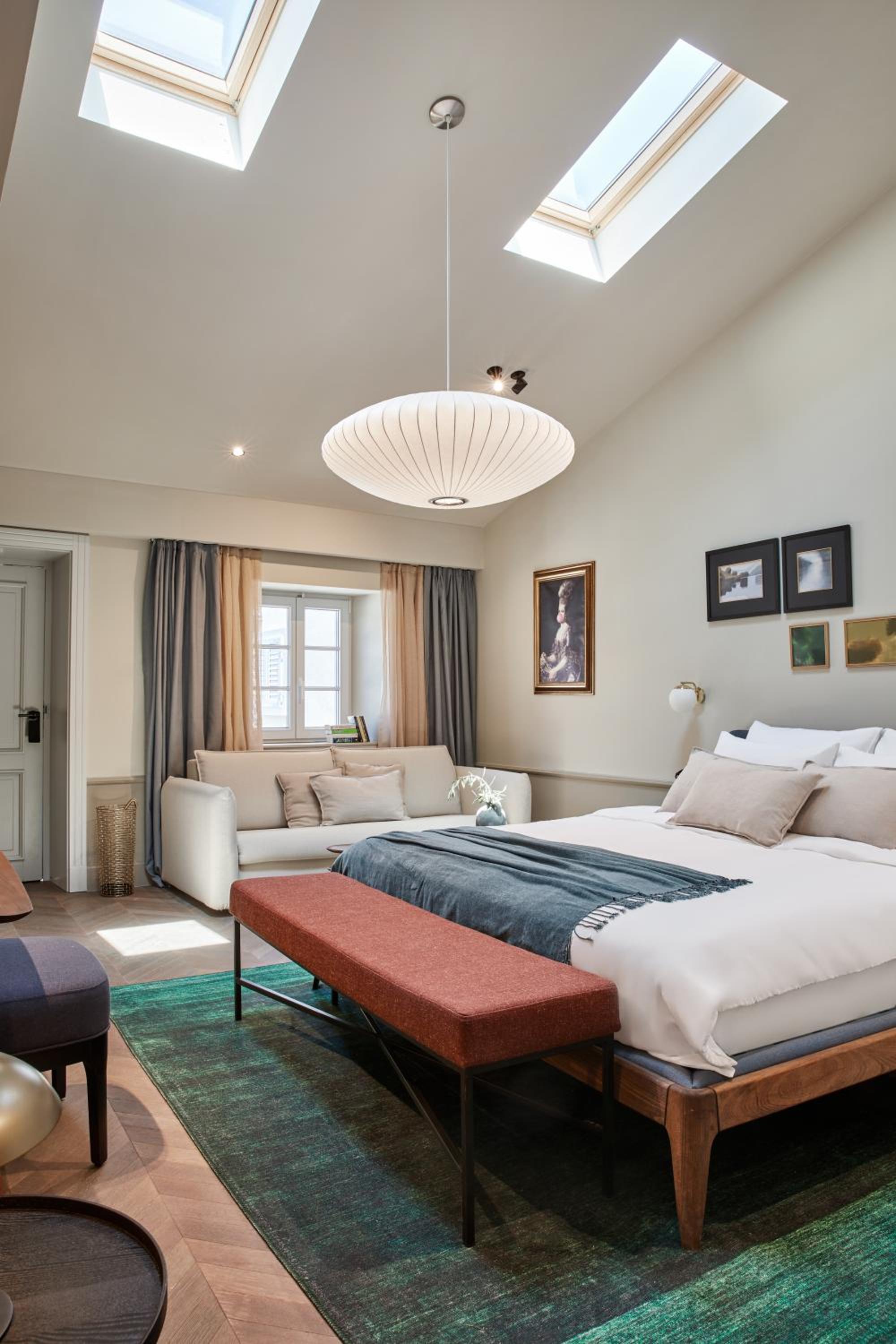 Suite - Photo 1